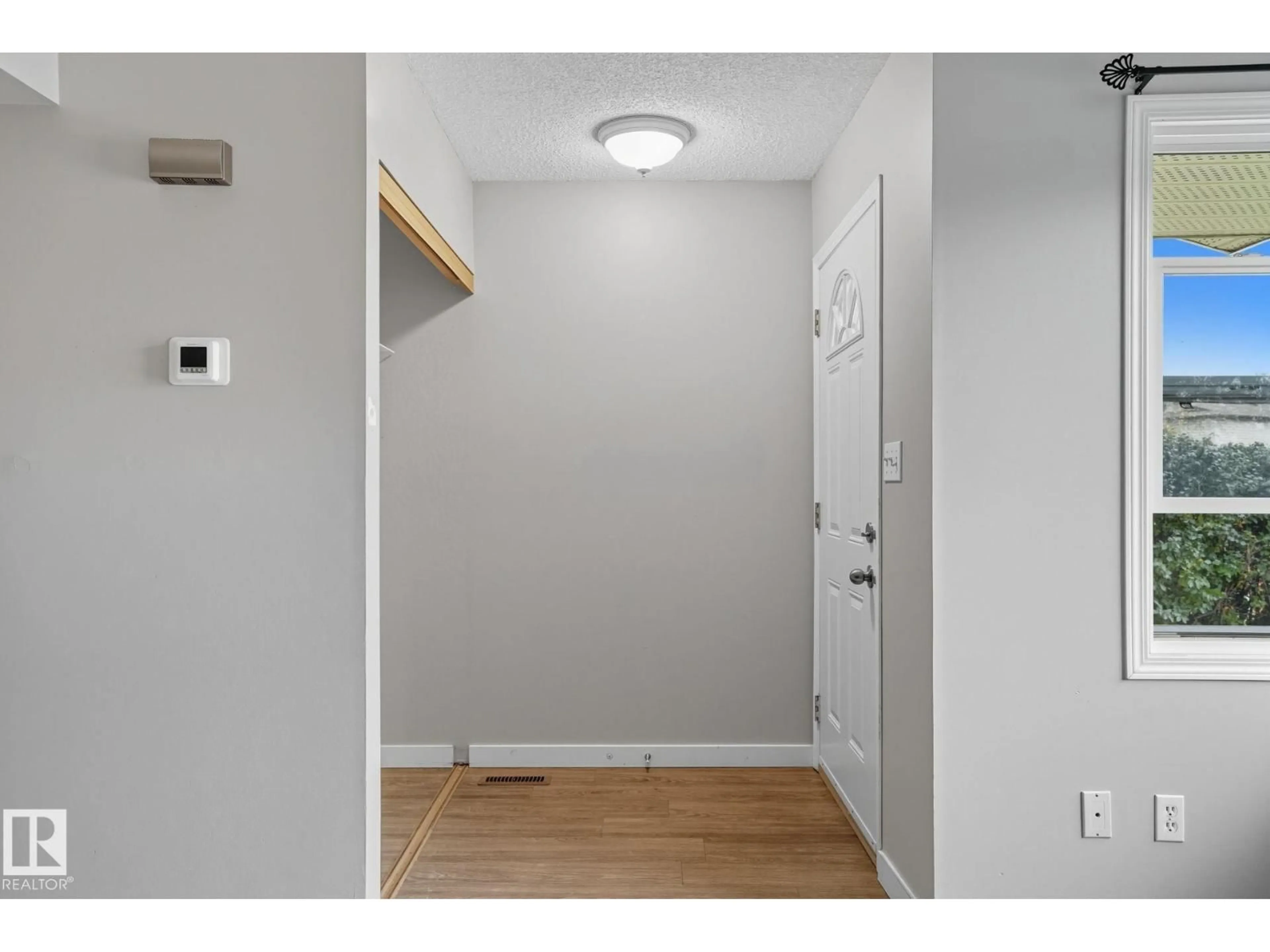Indoor entryway for 142 KINISKI CR, Edmonton Alberta T6L5A9