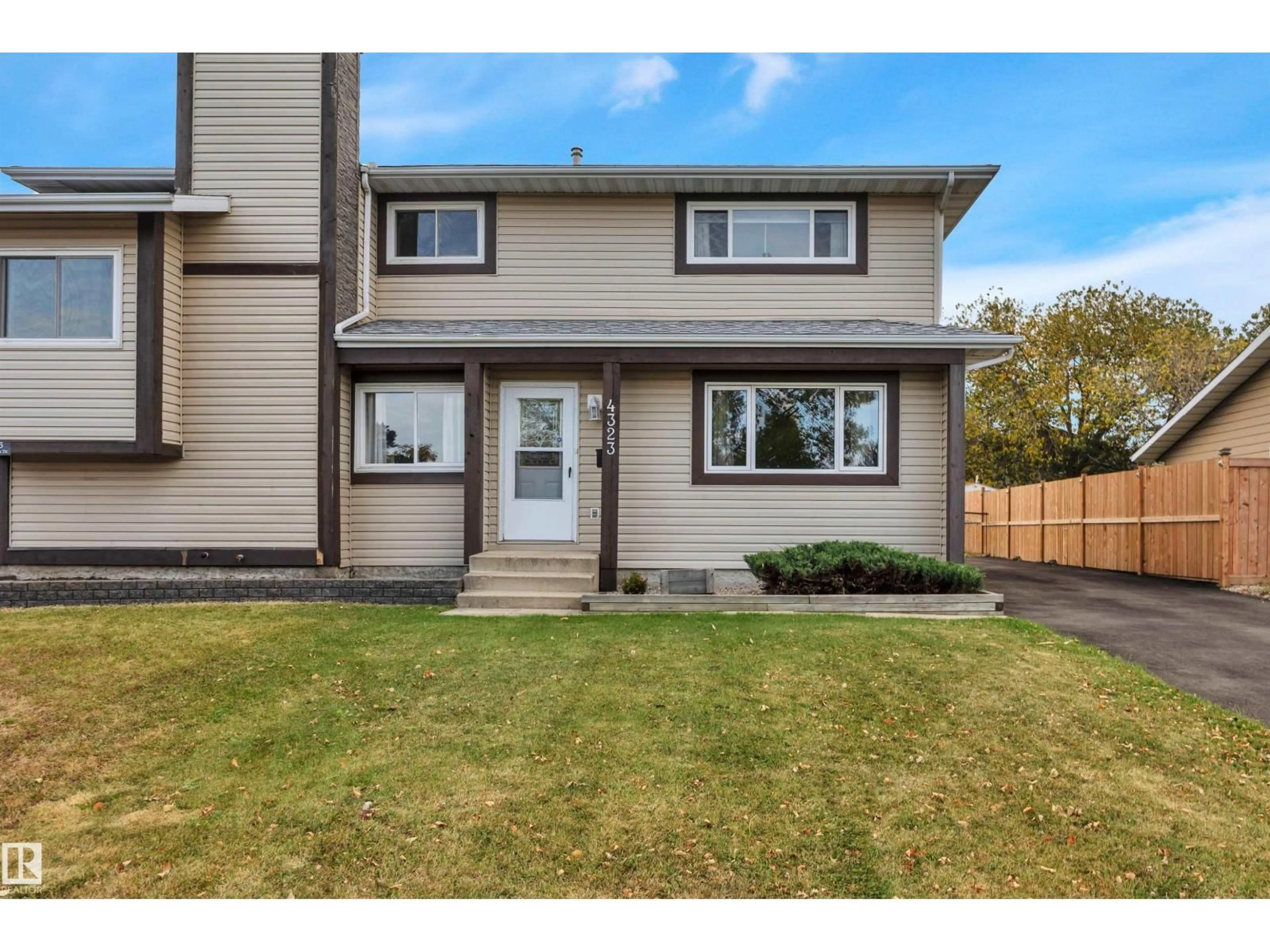 Home with vinyl exterior material, street for 4323 SOUTH PARK DR, Leduc Alberta T9E4T9