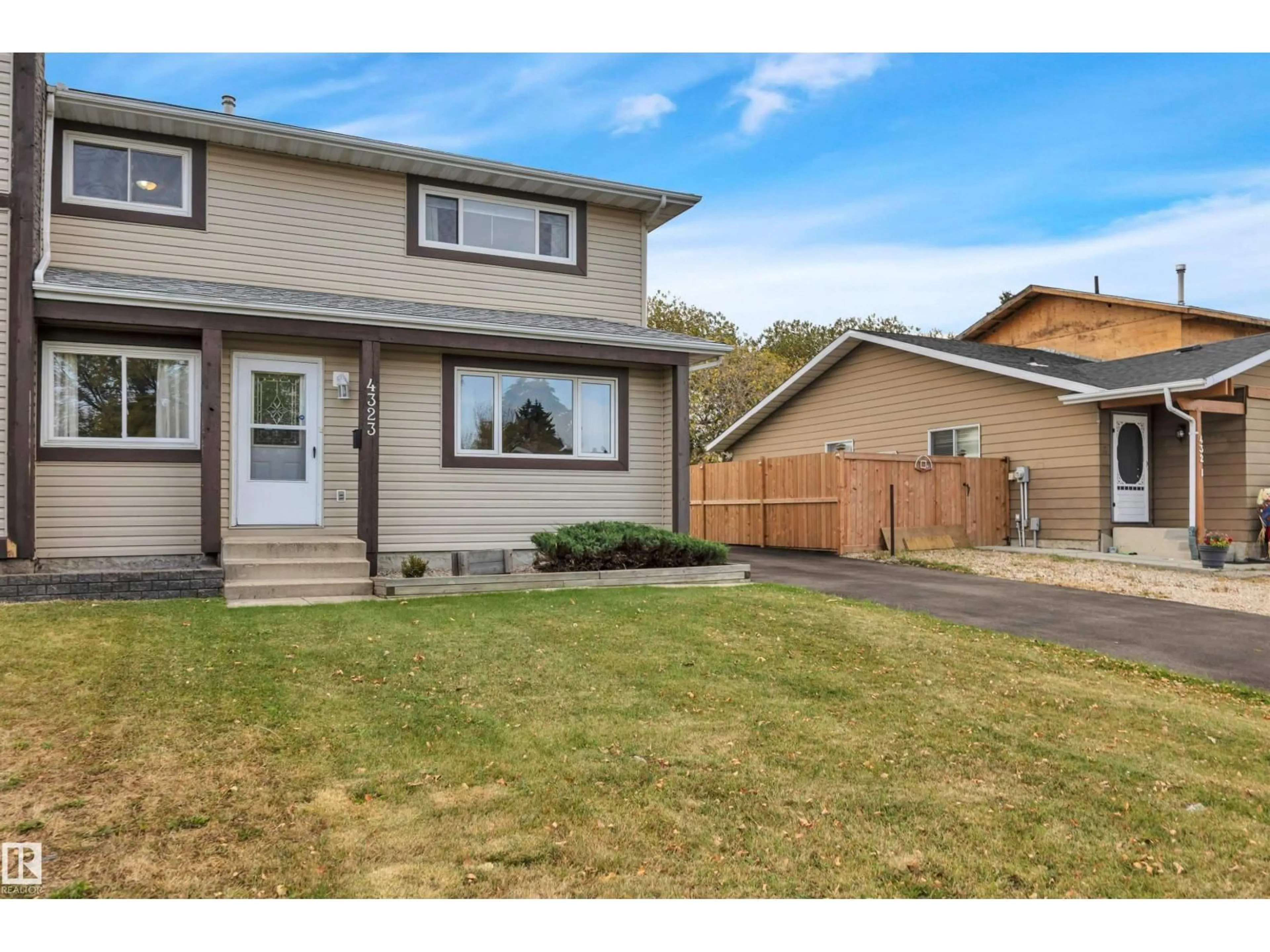 Home with vinyl exterior material, street for 4323 SOUTH PARK DR, Leduc Alberta T9E4T9