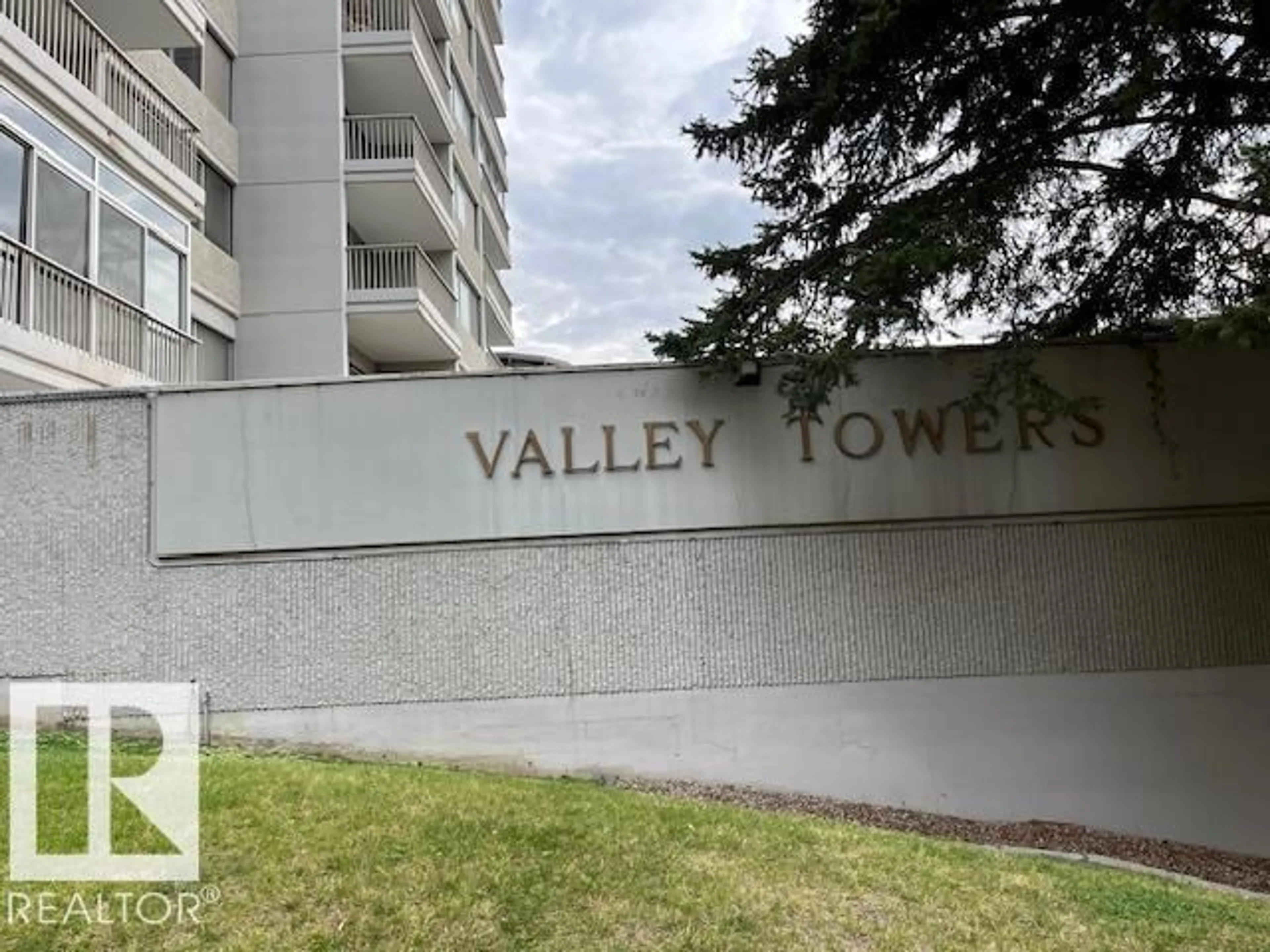 Indoor foyer for 2002 - 9923 103 ST, Edmonton Alberta T5K2J3