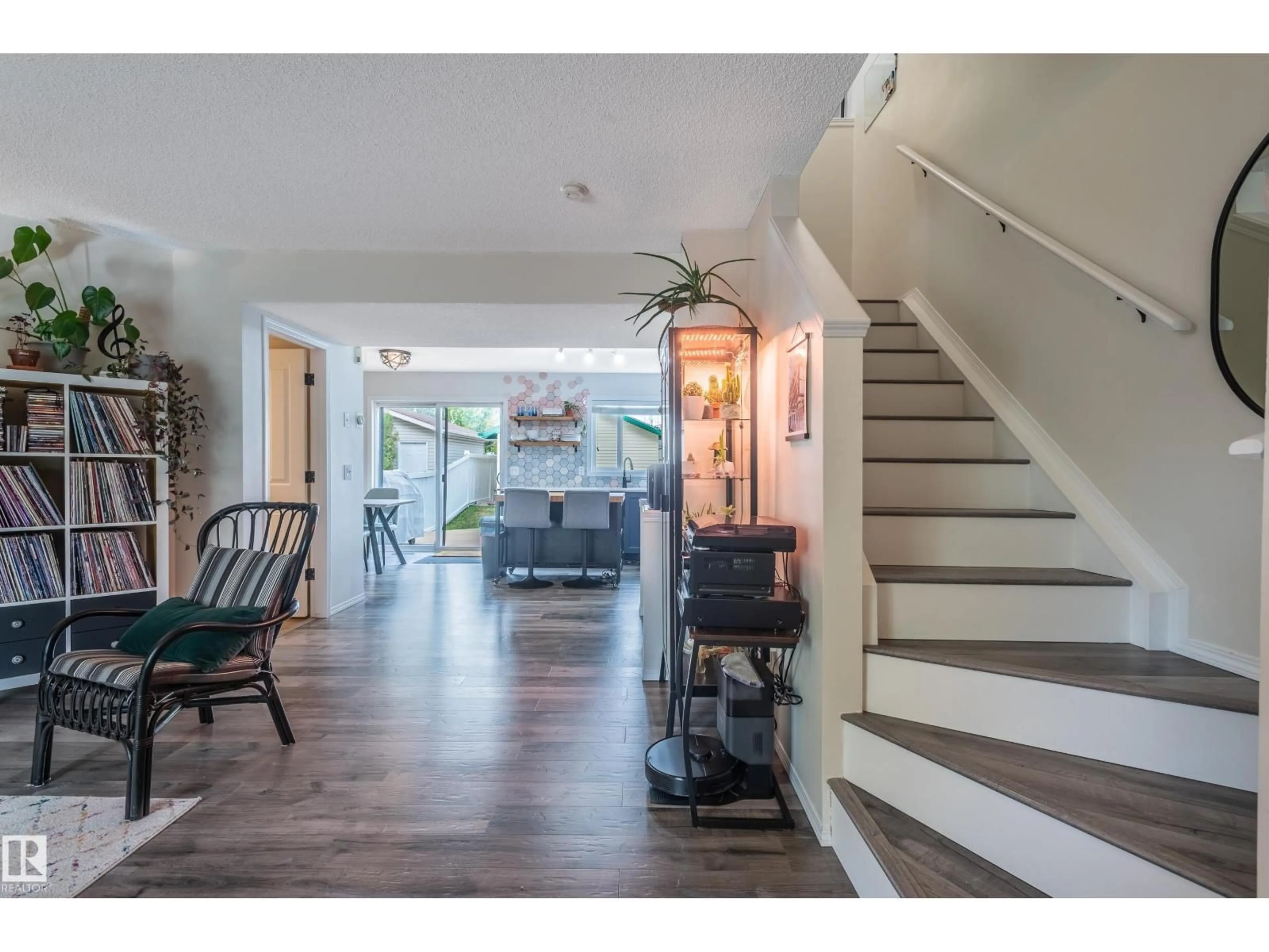 Indoor entryway for 5990 SOUTH TERWILLEGAR BOULEVARD, Edmonton Alberta T6R0K4