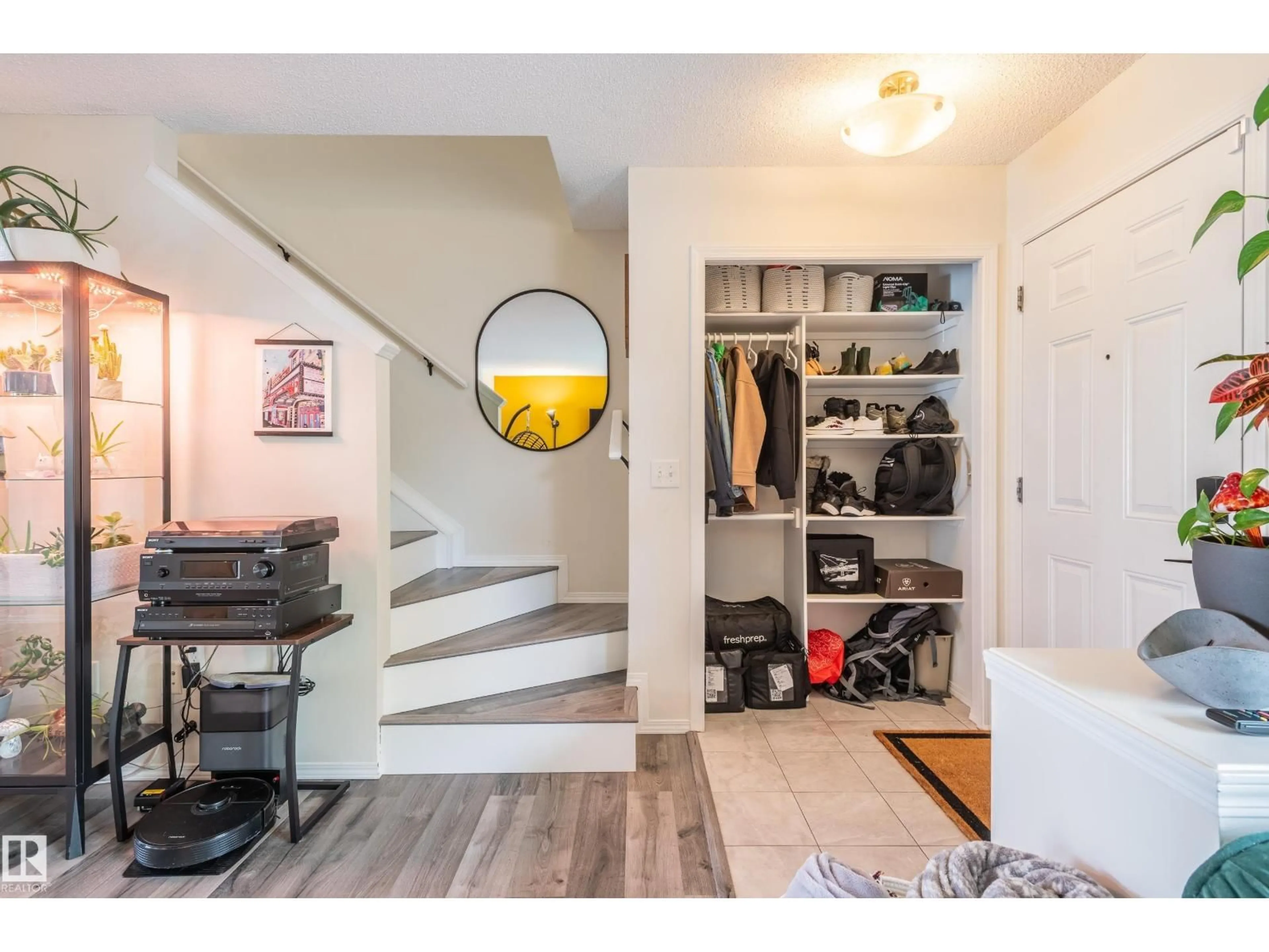 Indoor entryway for 5990 SOUTH TERWILLEGAR BOULEVARD, Edmonton Alberta T6R0K4