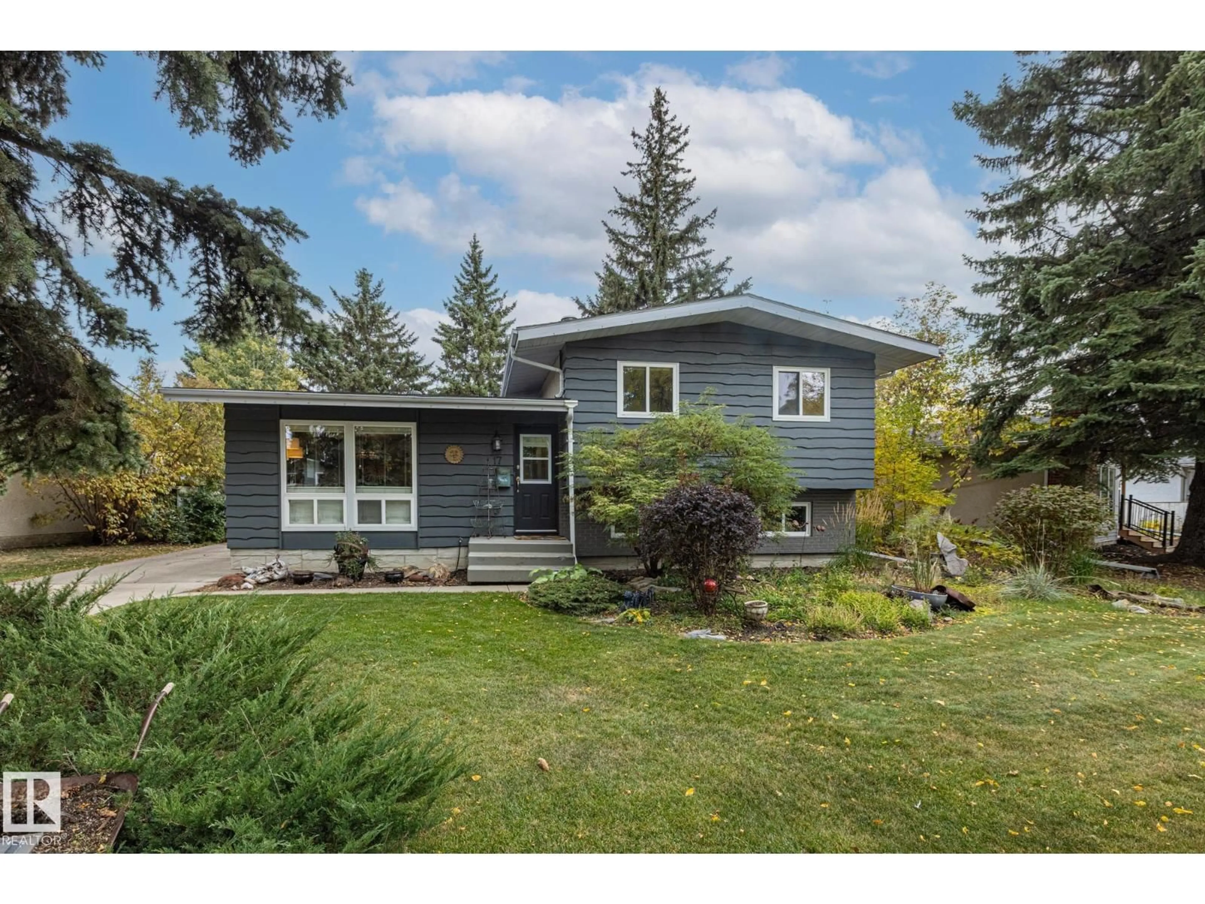 Home with vinyl exterior material, street for 17 LAURIER CR, St. Albert Alberta T8N1M6