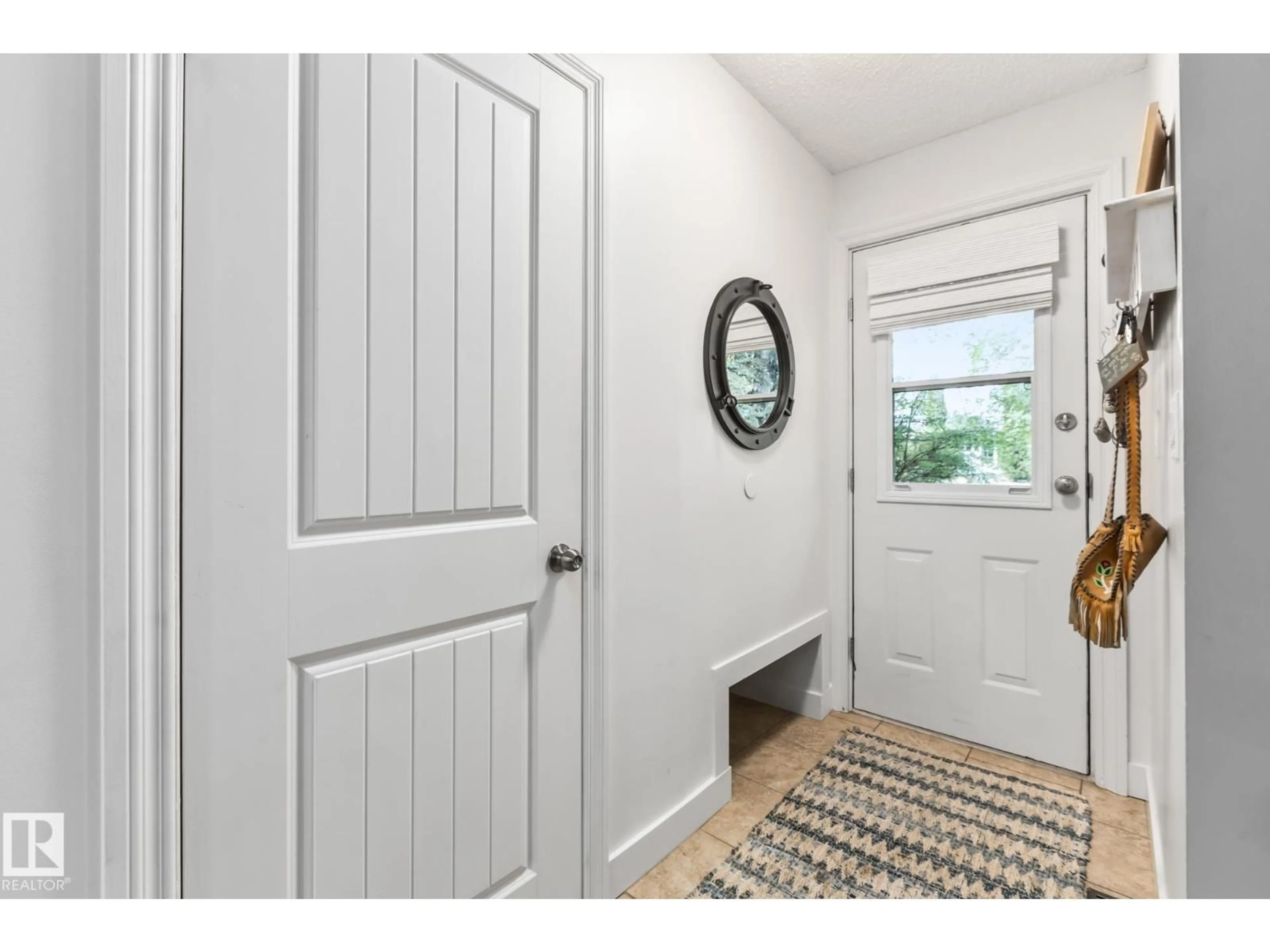 Indoor entryway for 17 LAURIER CR, St. Albert Alberta T8N1M6