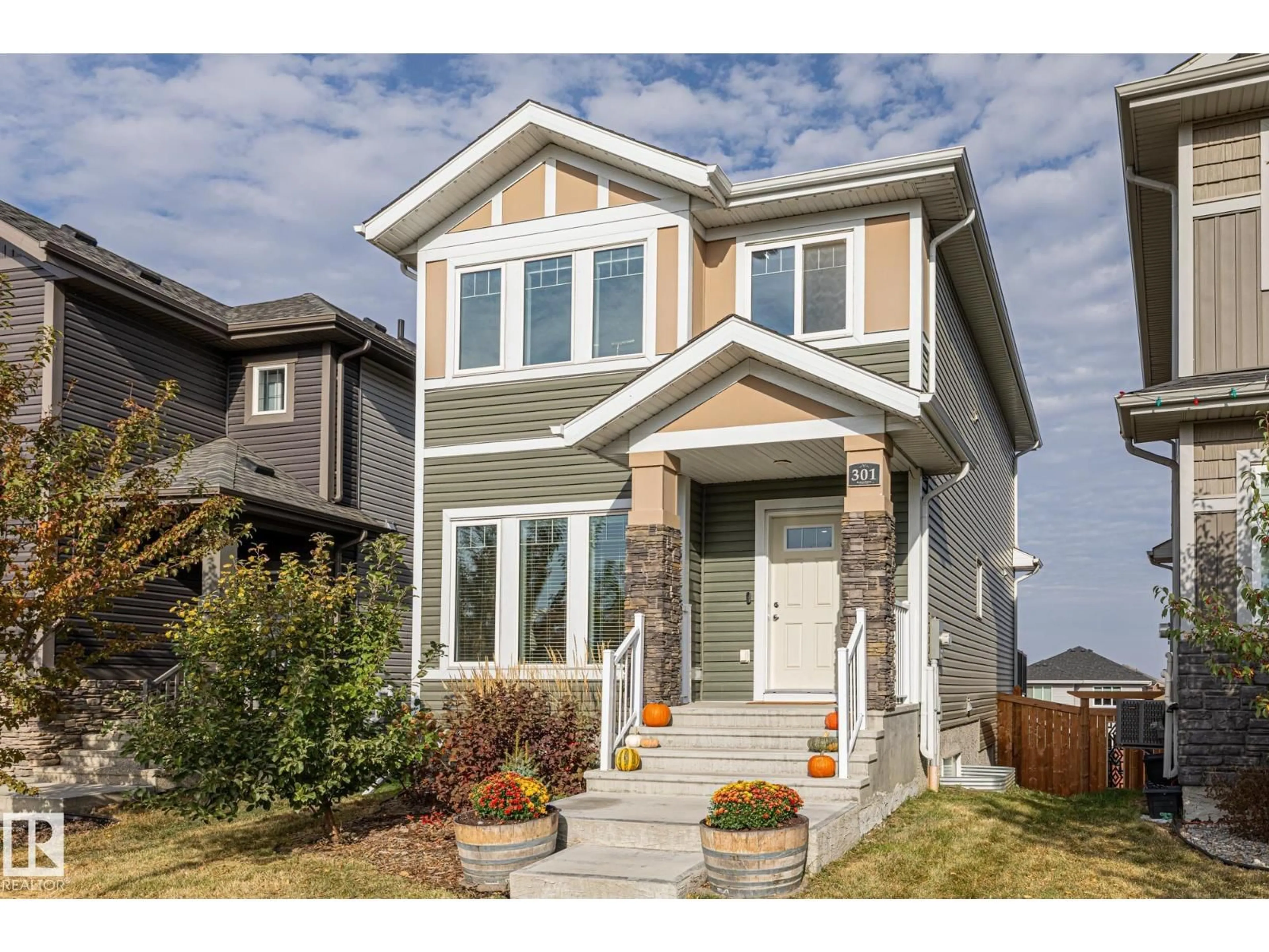 Home with vinyl exterior material, street for 301 HAWKS RIDGE BV, Edmonton Alberta T5S0M3