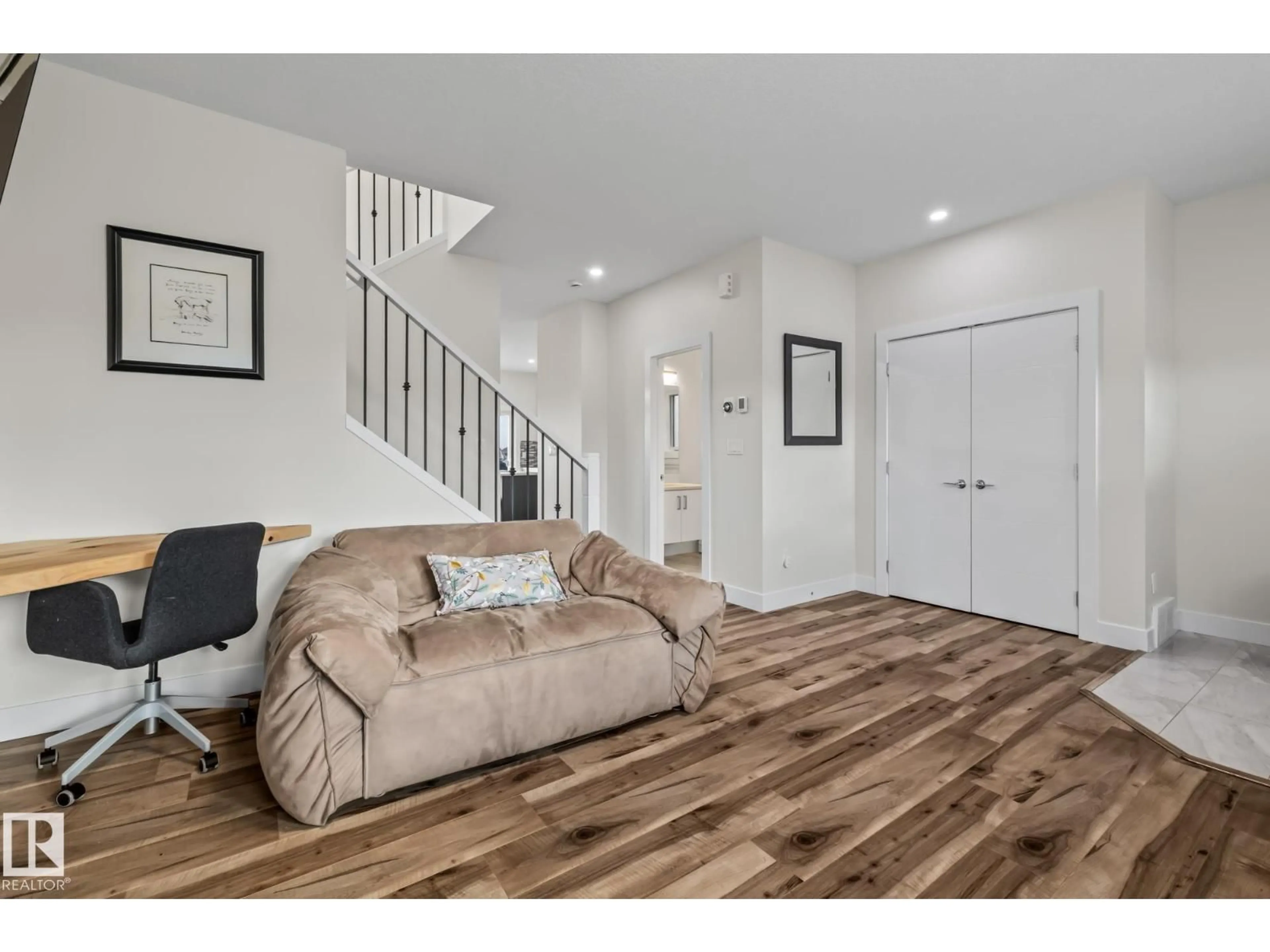Indoor entryway for 301 HAWKS RIDGE BV, Edmonton Alberta T5S0M3