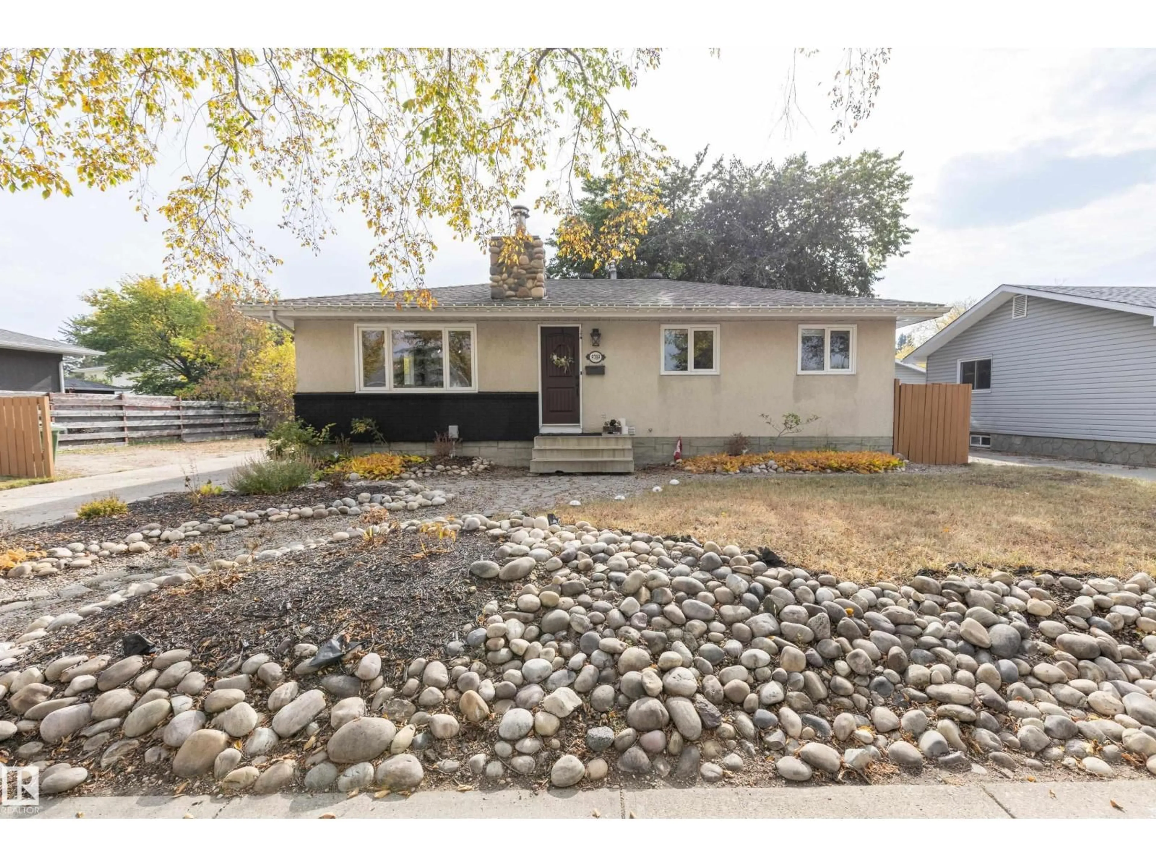 Home with vinyl exterior material, street for 9709 93 AV, Fort Saskatchewan Alberta T8L1N3