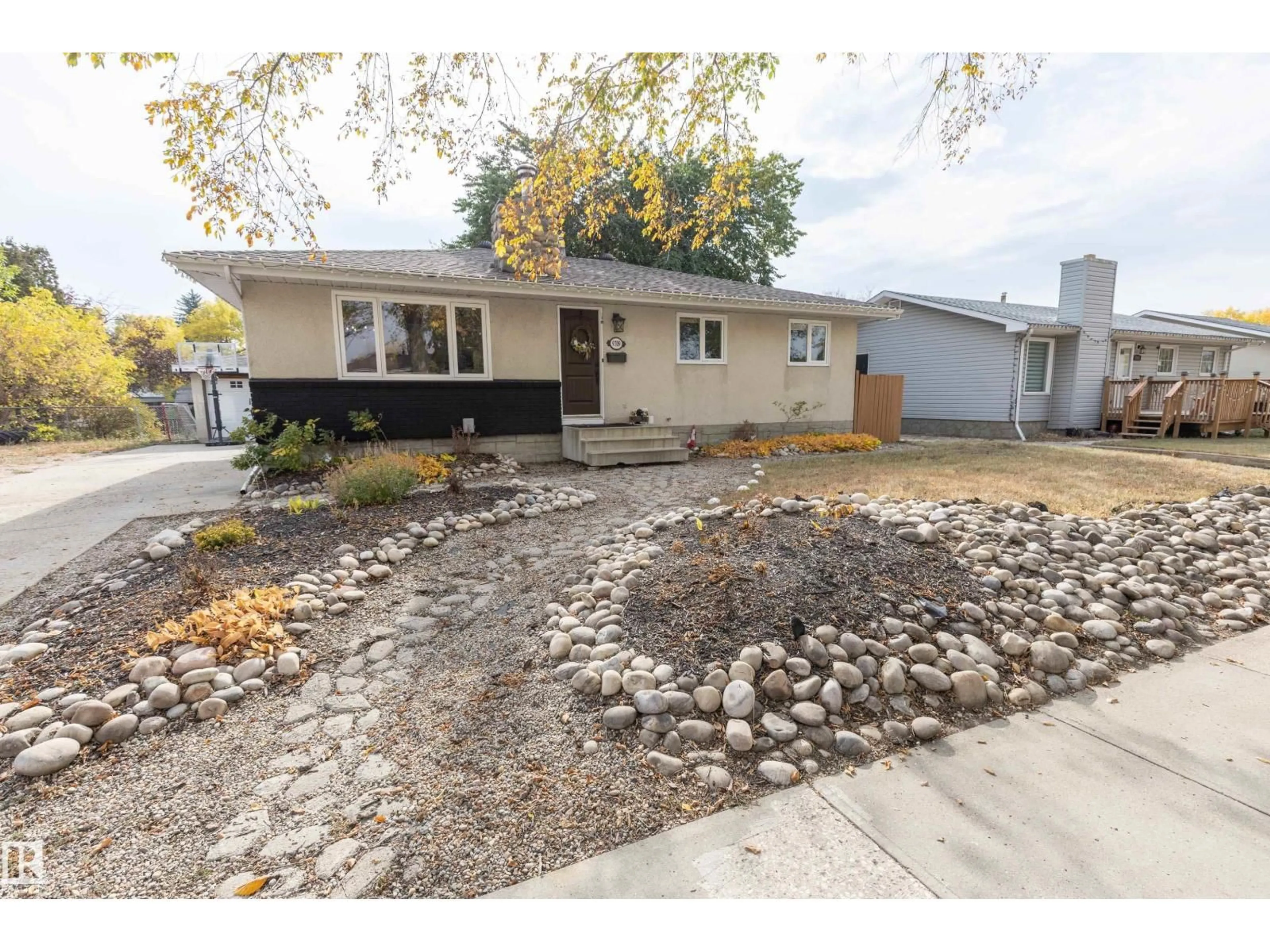 Home with vinyl exterior material, street for 9709 93 AV, Fort Saskatchewan Alberta T8L1N3