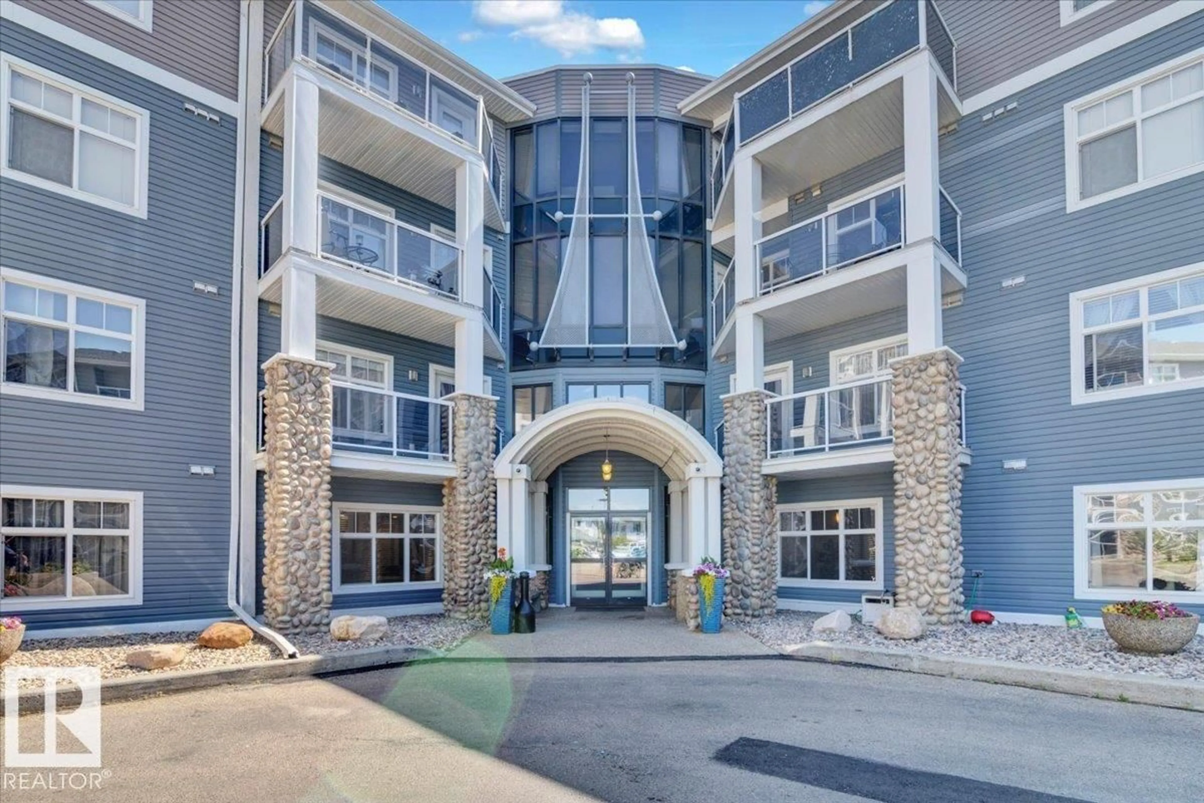 Indoor foyer for #140 - 16035 132 ST, Edmonton Alberta T6V0B4