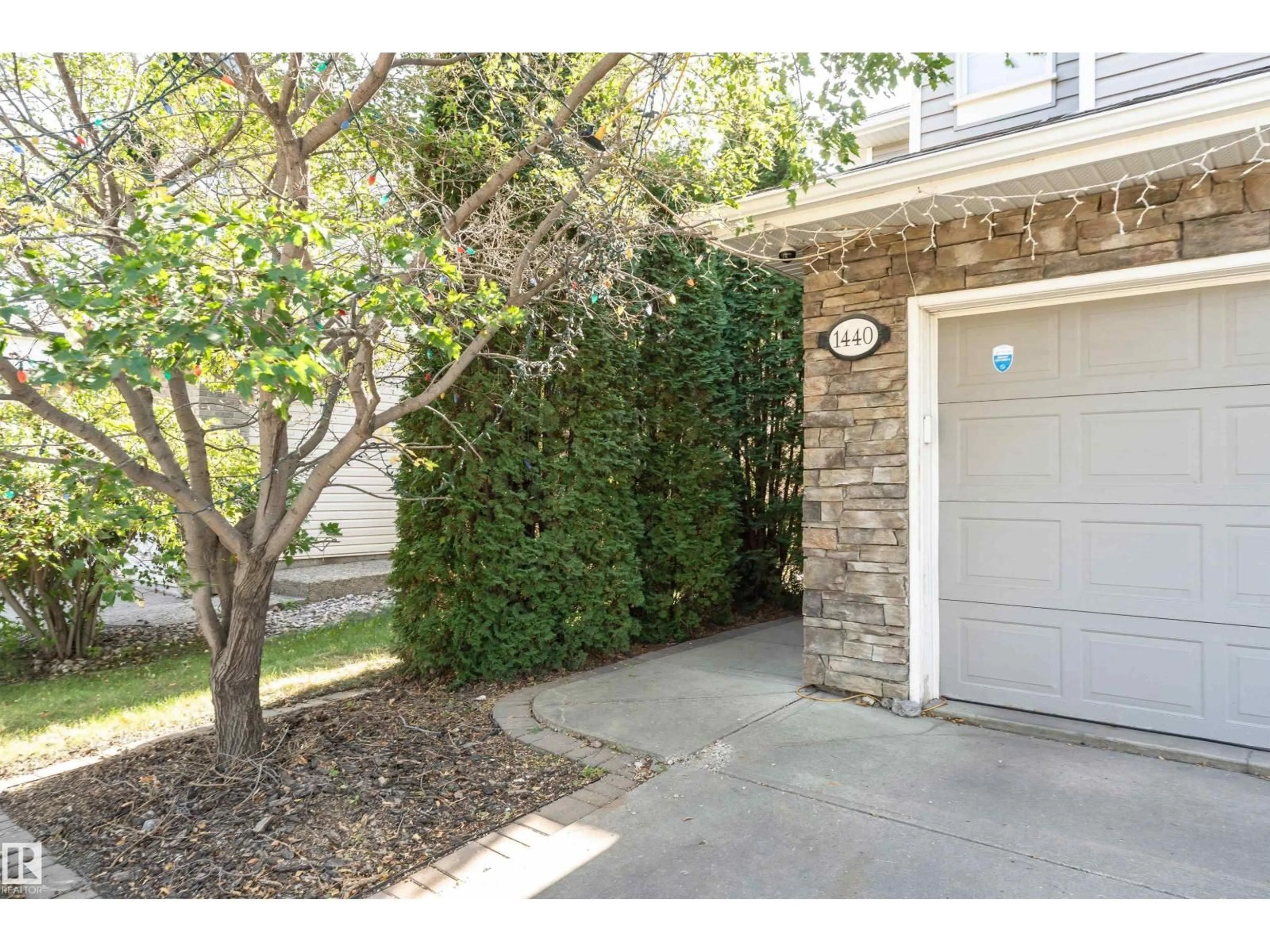 Indoor entryway for 1440 POTTER GREENS DR, Edmonton Alberta T5T1J8