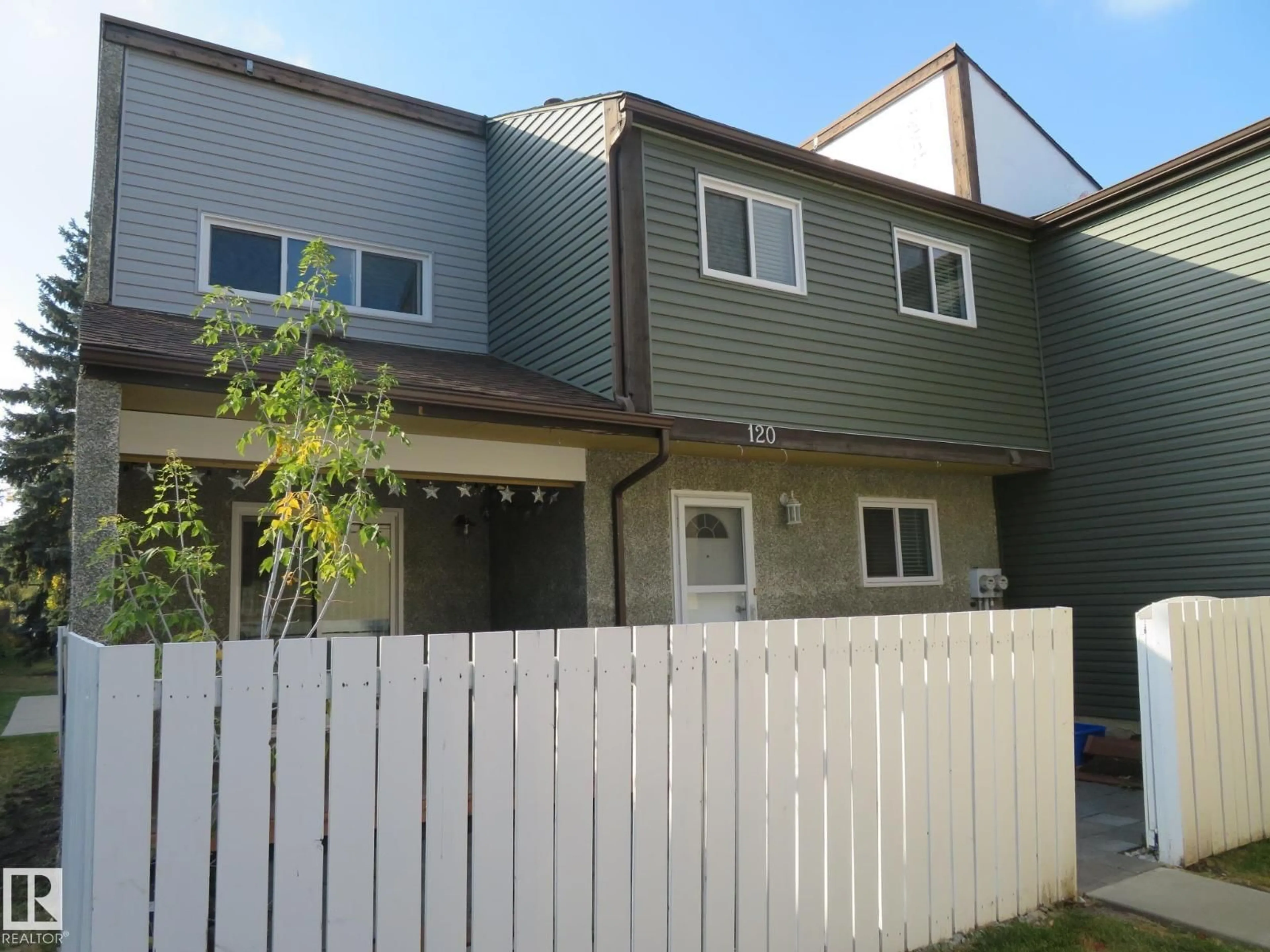 Home with vinyl exterior material, street for 120 KASKITAYO CT, Edmonton Alberta T6J3T3