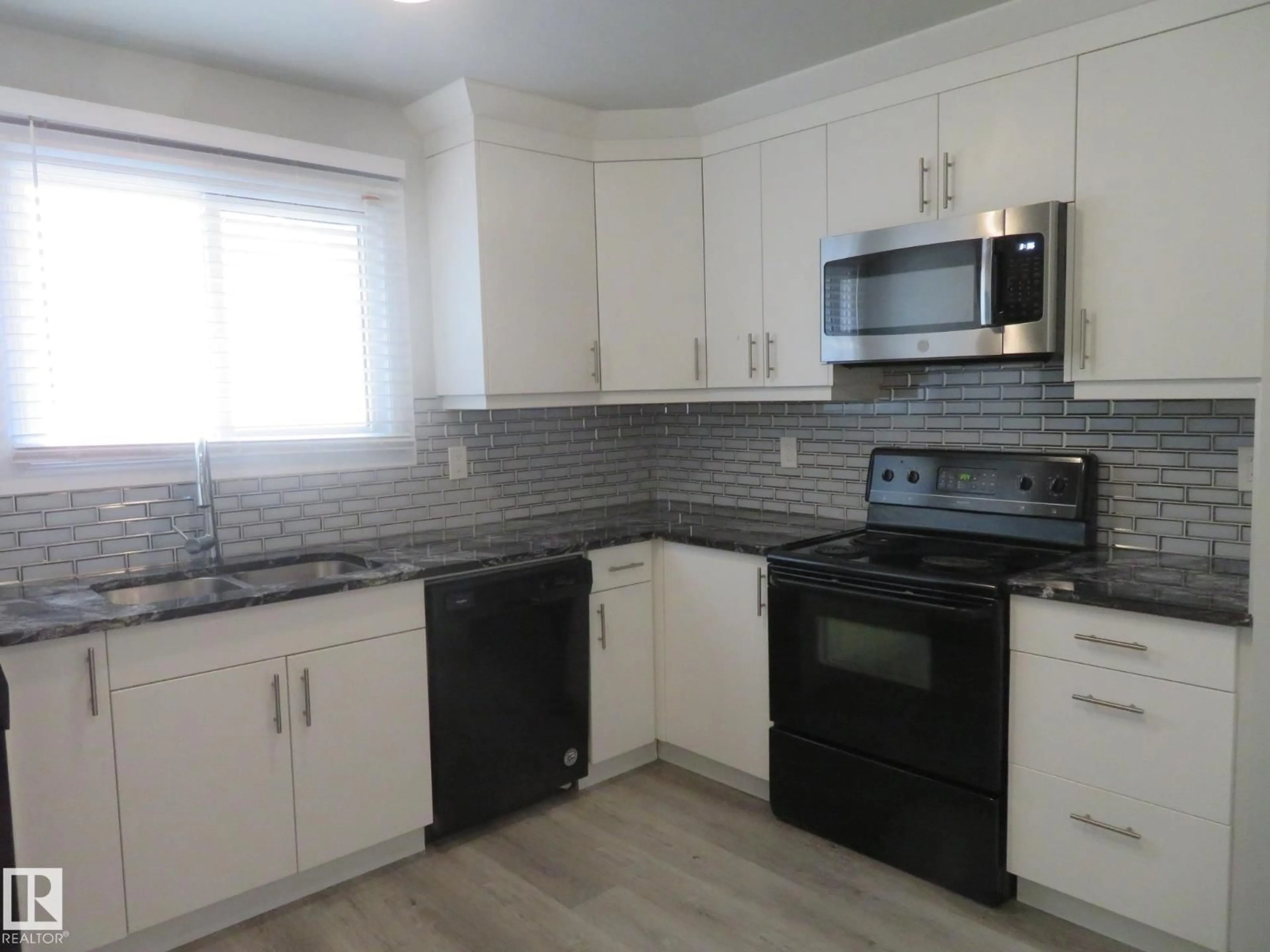 Standard kitchen, unknown for 120 KASKITAYO CT, Edmonton Alberta T6J3T3