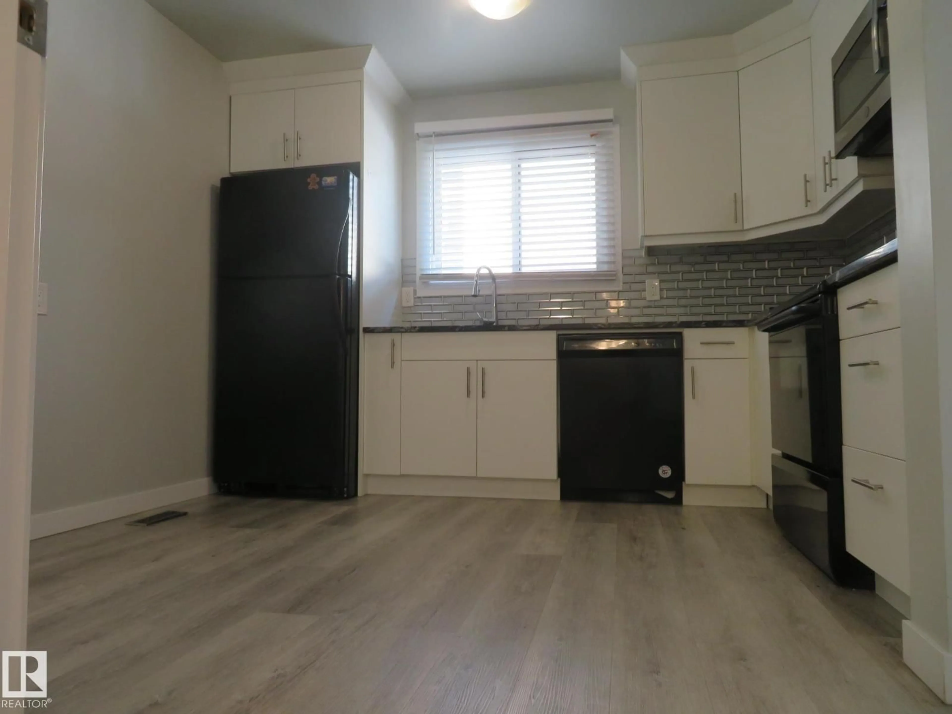 Standard kitchen, unknown for 120 KASKITAYO CT, Edmonton Alberta T6J3T3