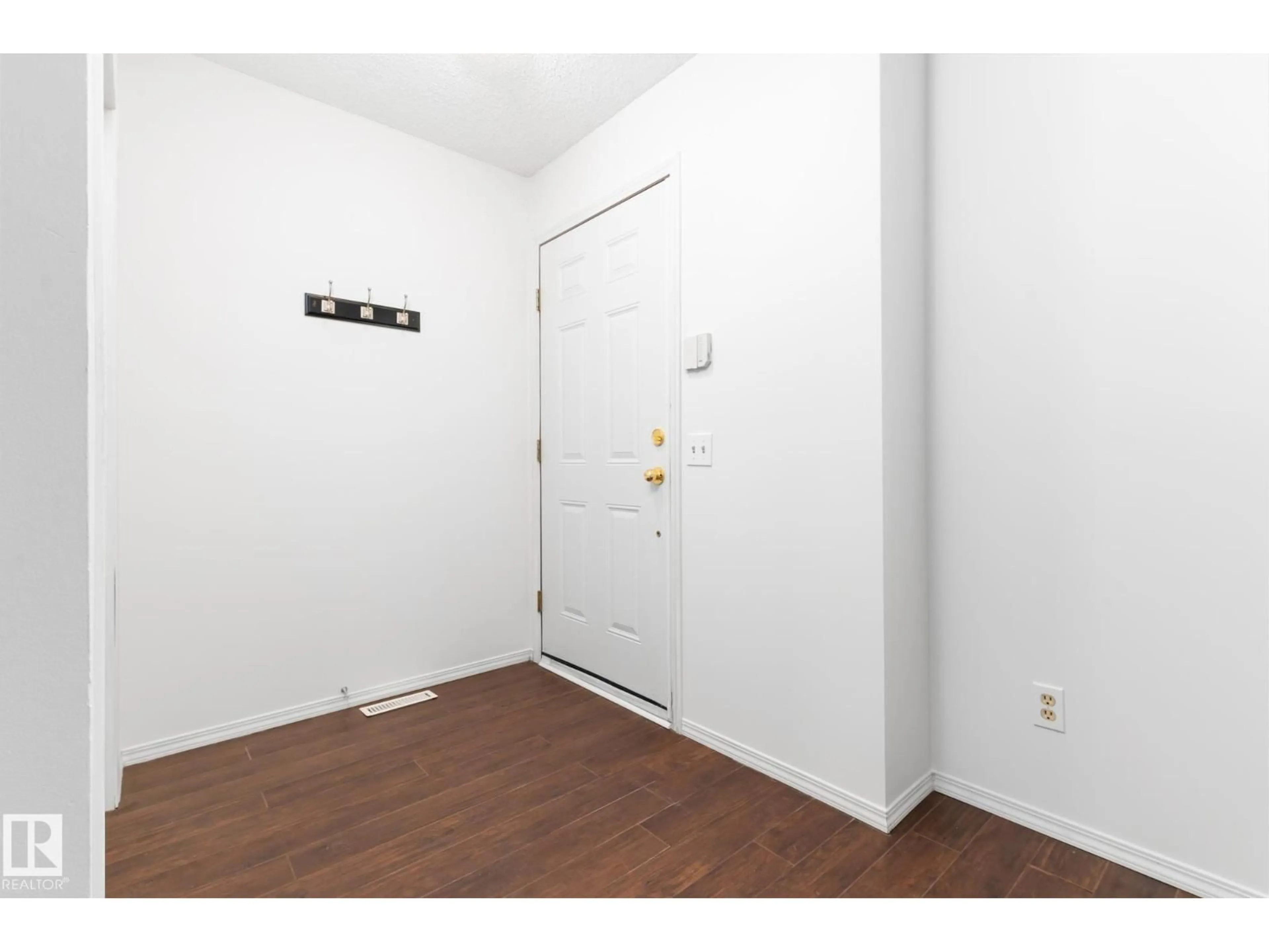 Indoor entryway for #107 - 107 ABERDEEN WY, Stony Plain Alberta T7Z1M9