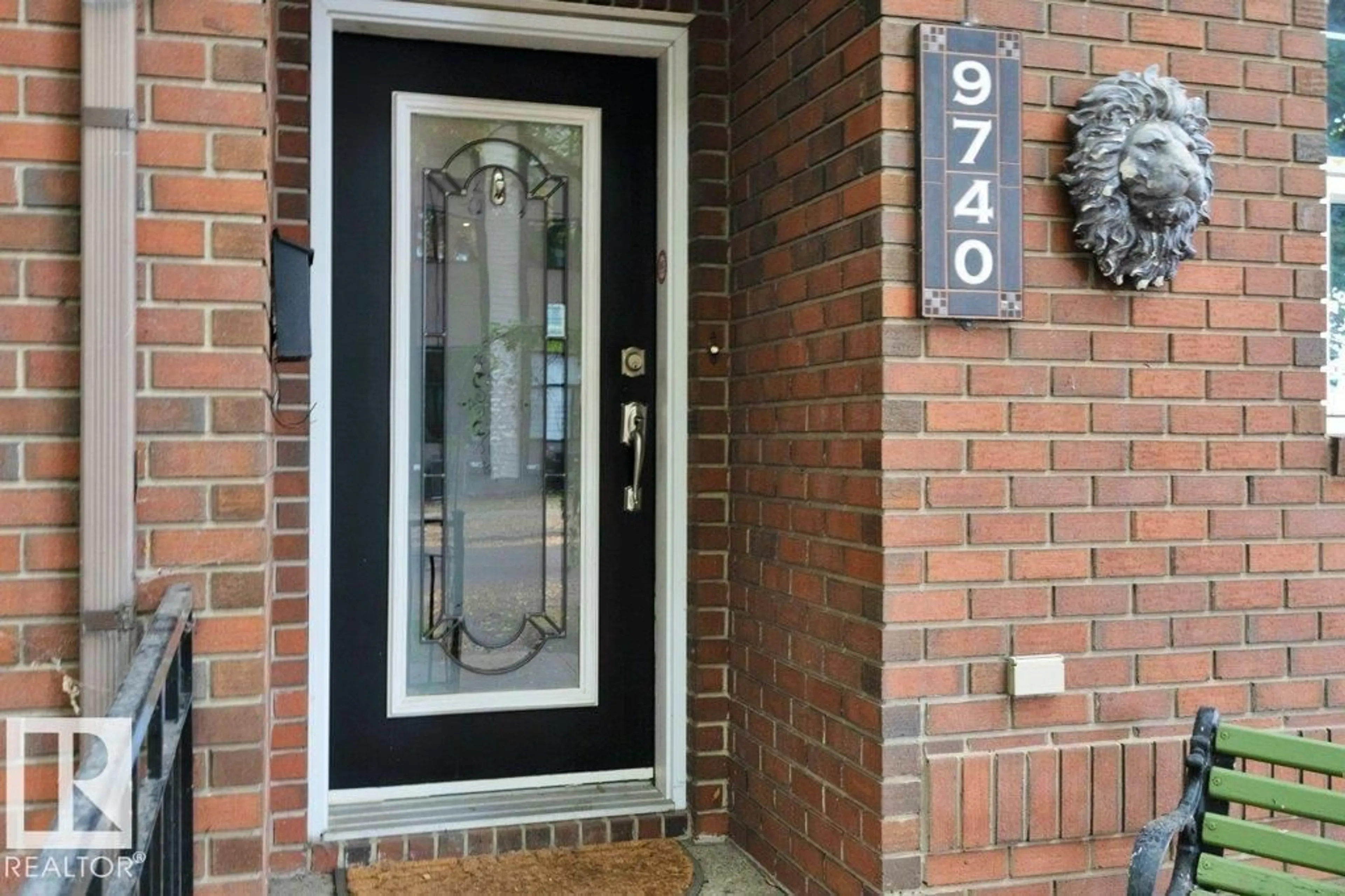 Indoor entryway for 9740 101 ST, Edmonton Alberta T5K0W8