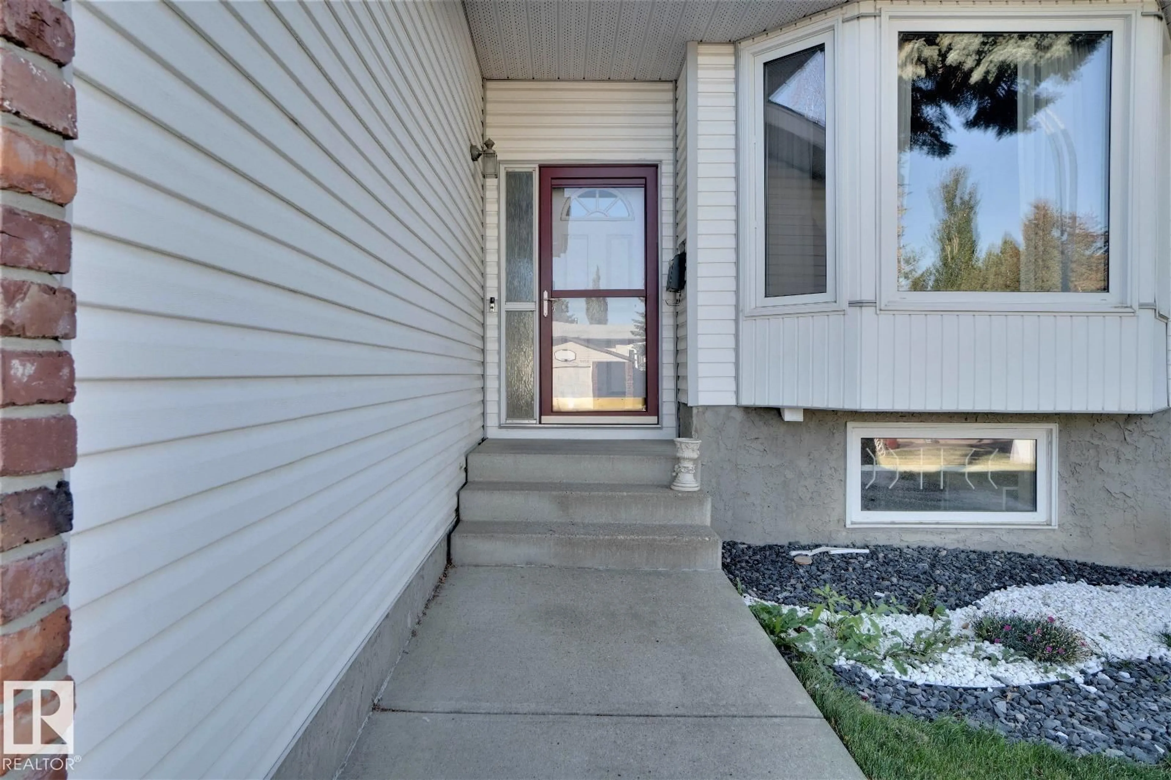 Indoor entryway for 4239 29 AV, Edmonton Alberta T6L5K3