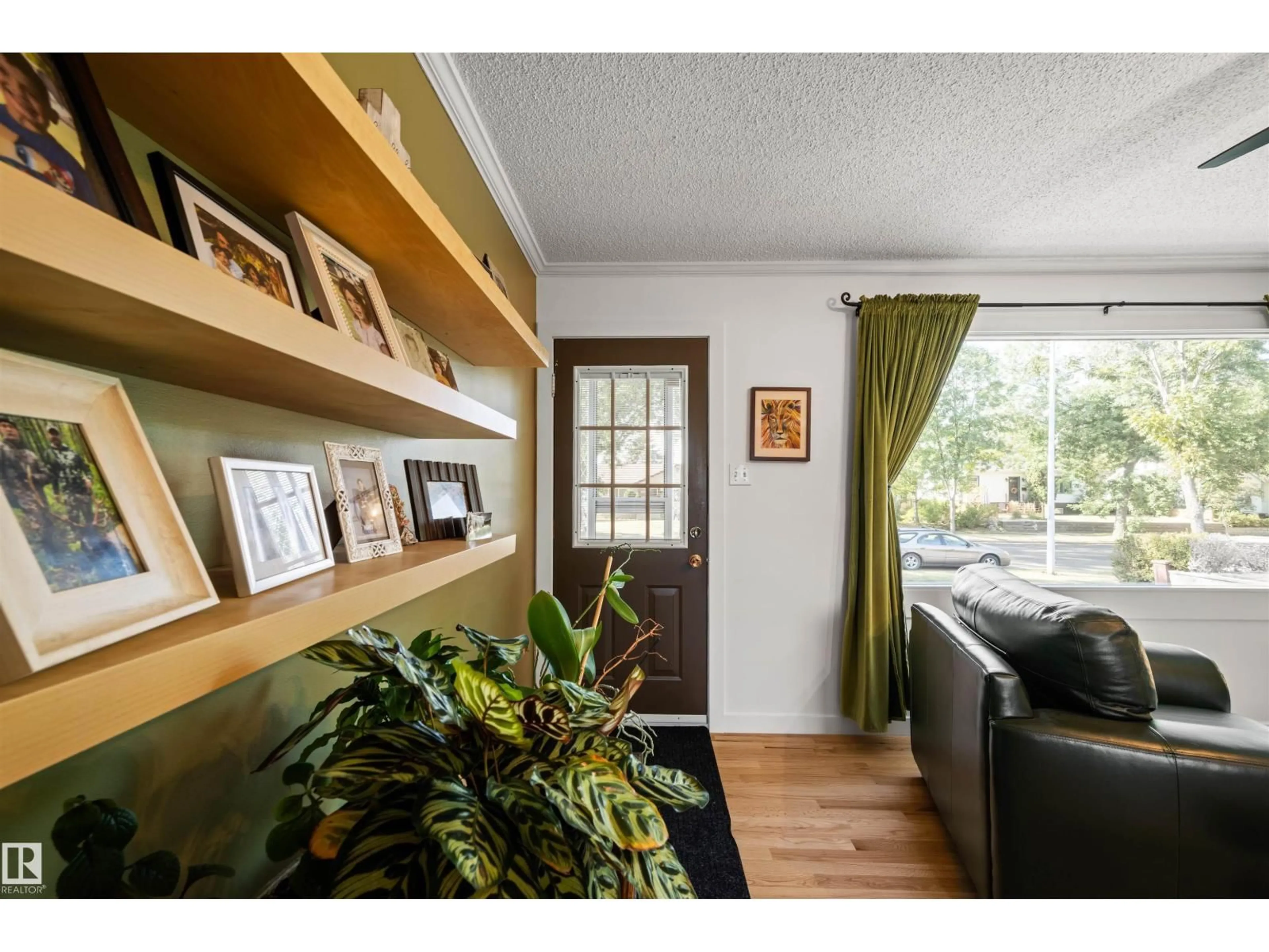 Indoor entryway for 11005 38 ST, Edmonton Alberta T5W2E7