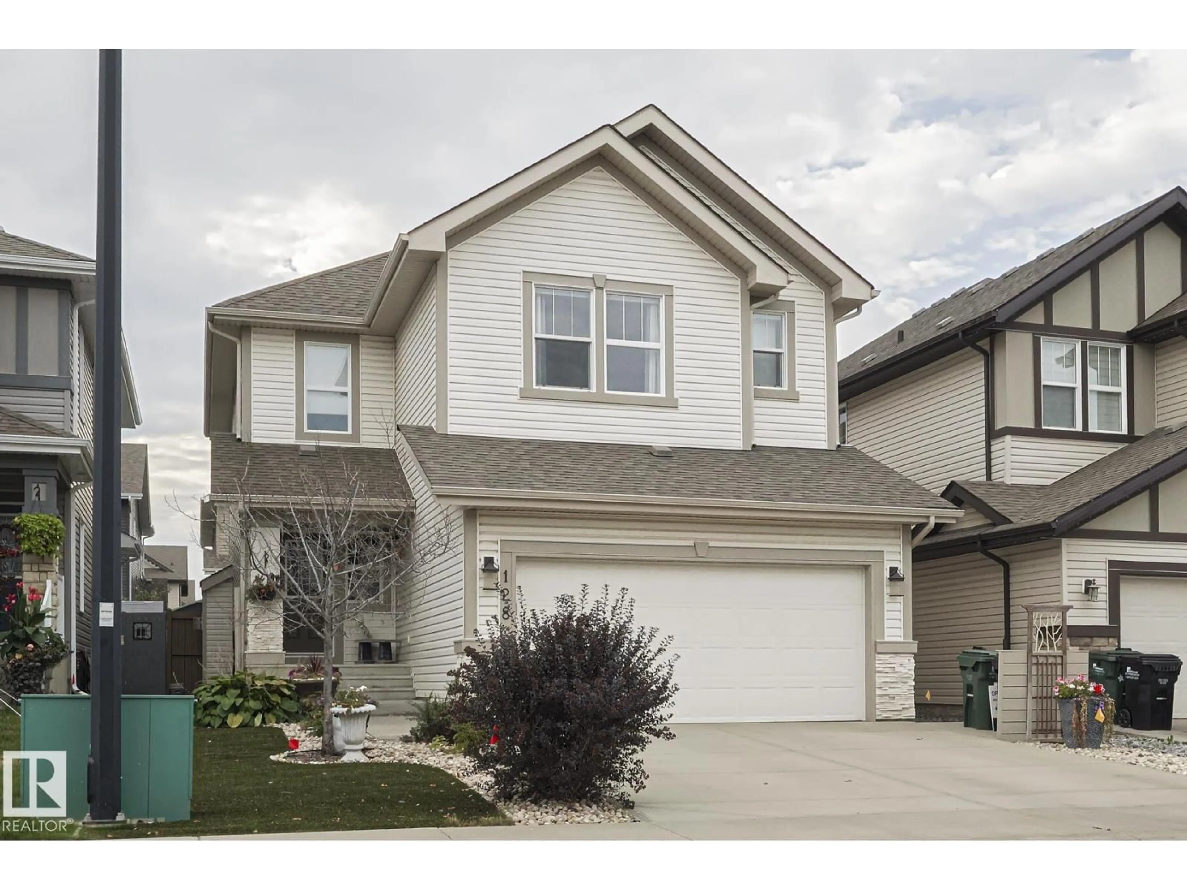 Home with vinyl exterior material, street for 128 SANDALWOOD CR, Sherwood Park Alberta T8H0S4