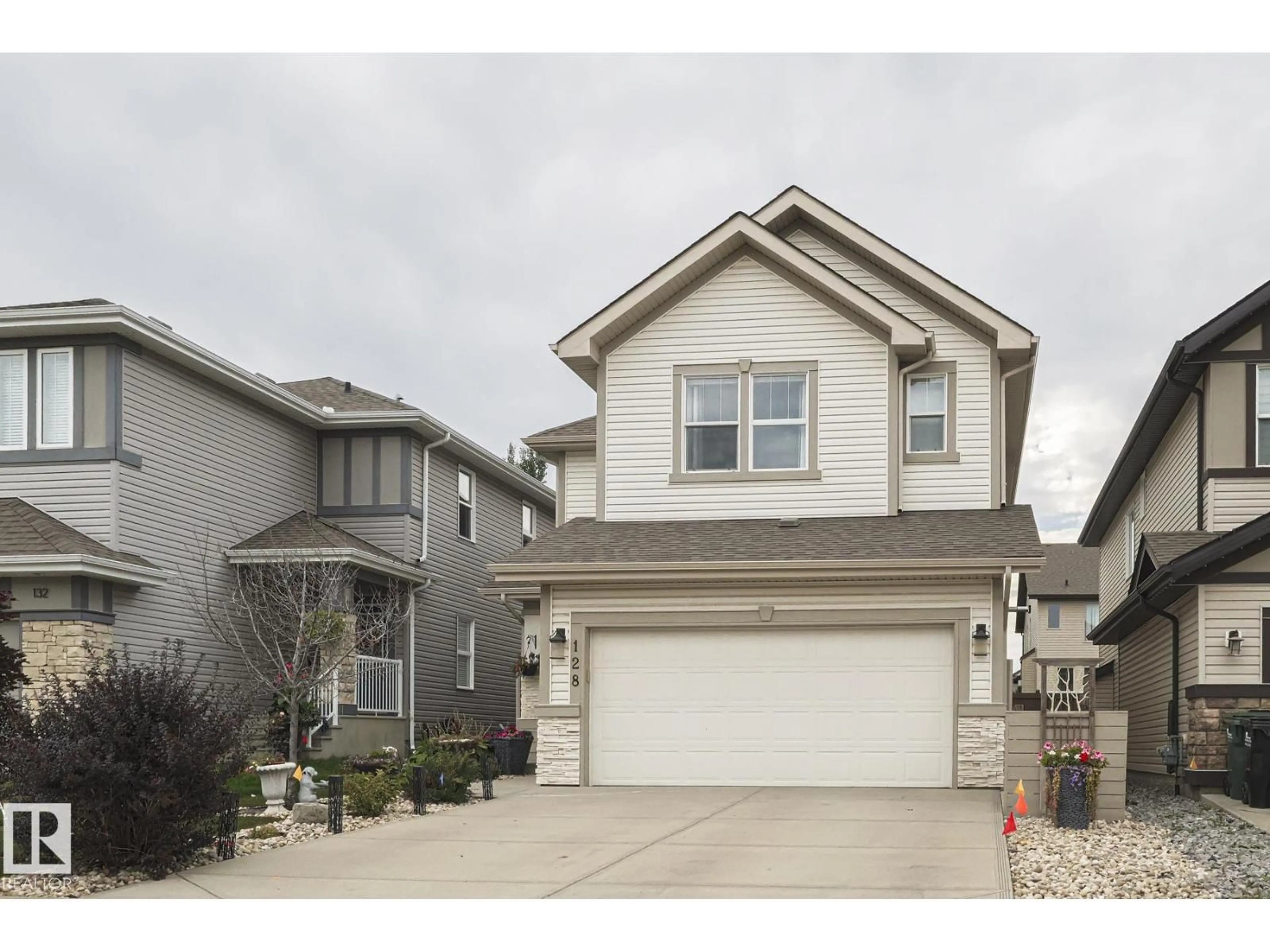 Home with vinyl exterior material, street for 128 SANDALWOOD CR, Sherwood Park Alberta T8H0S4