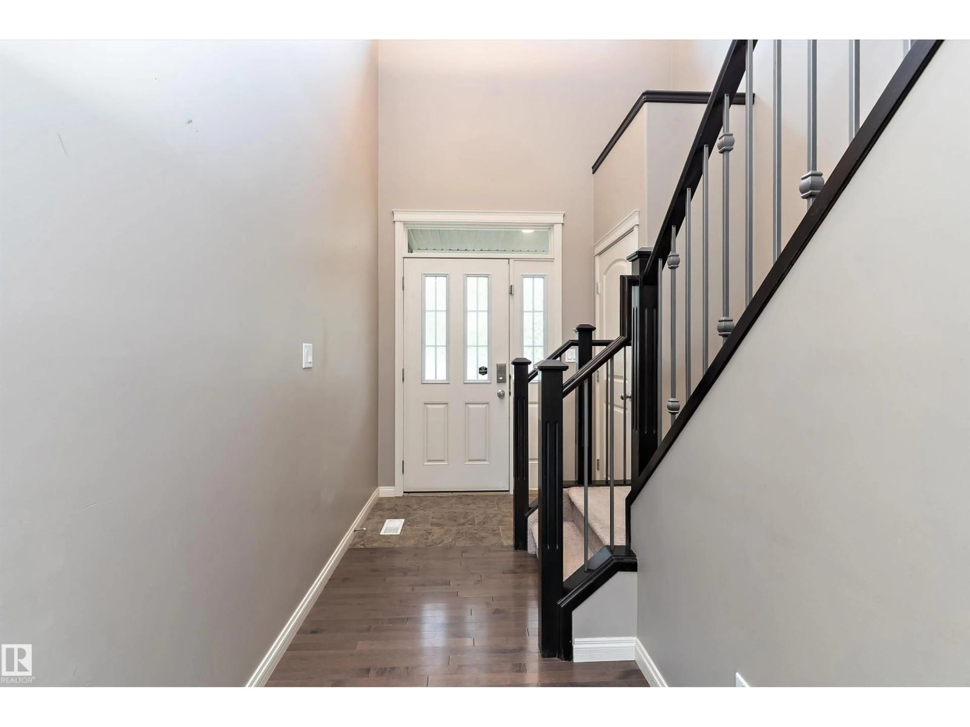 Indoor entryway for 39 18230 104A ST NW, Edmonton Alberta T5X0G9
