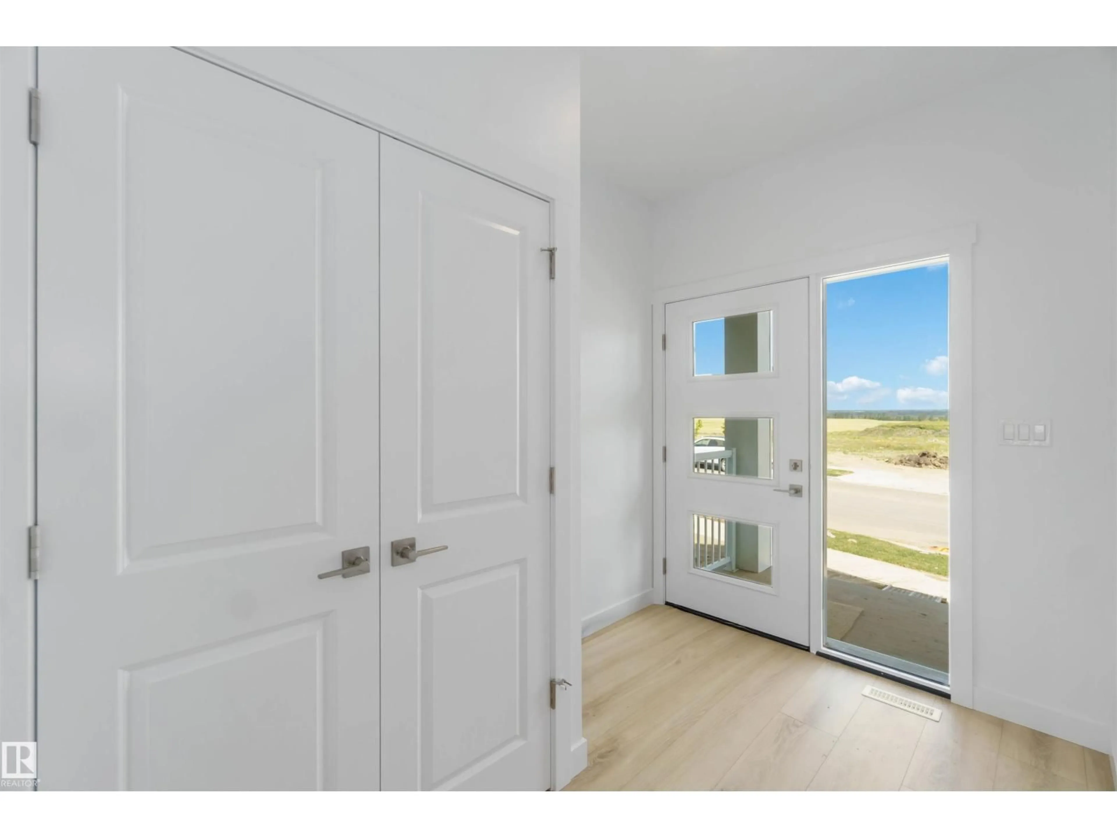 Indoor entryway for 1011 ASTER BV, Edmonton Alberta T6T2W8
