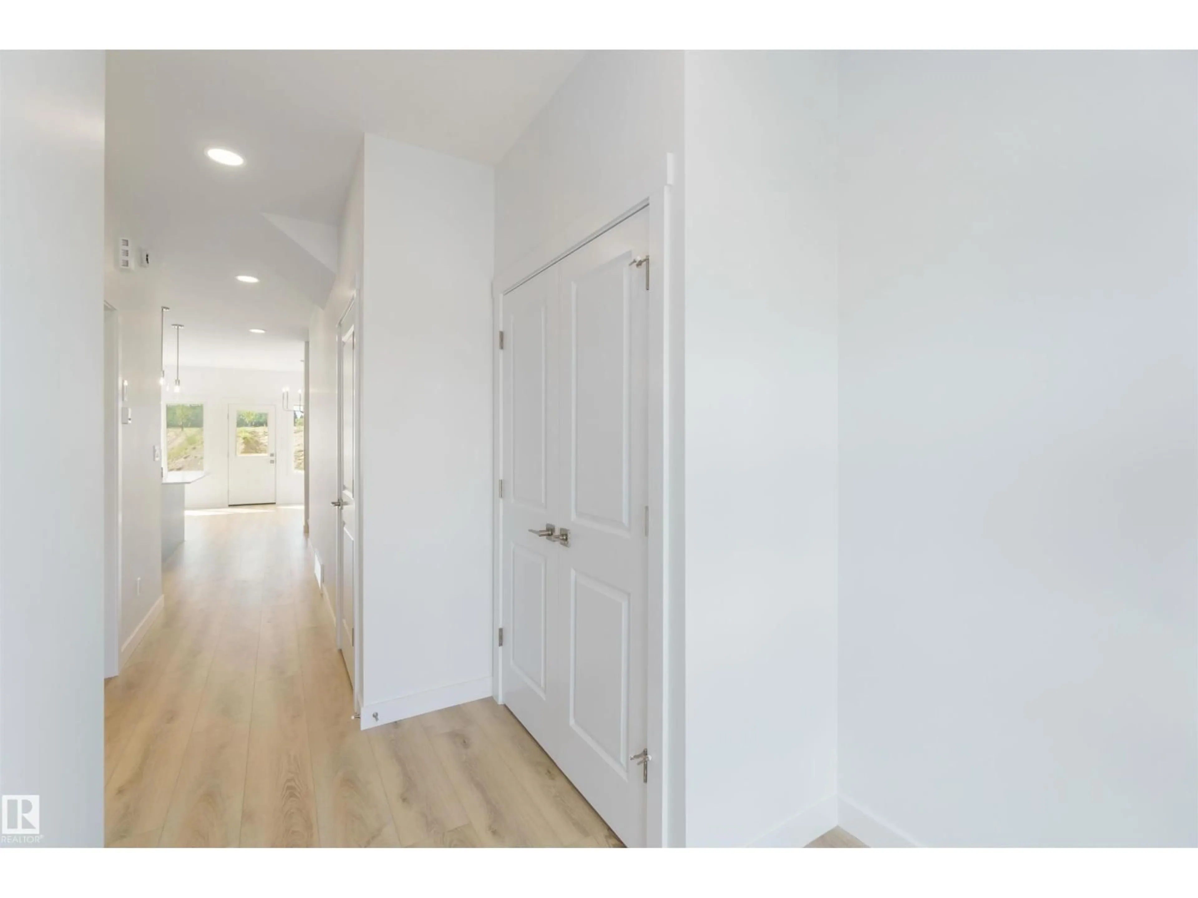 Indoor entryway for 1011 ASTER BV, Edmonton Alberta T6T2W8