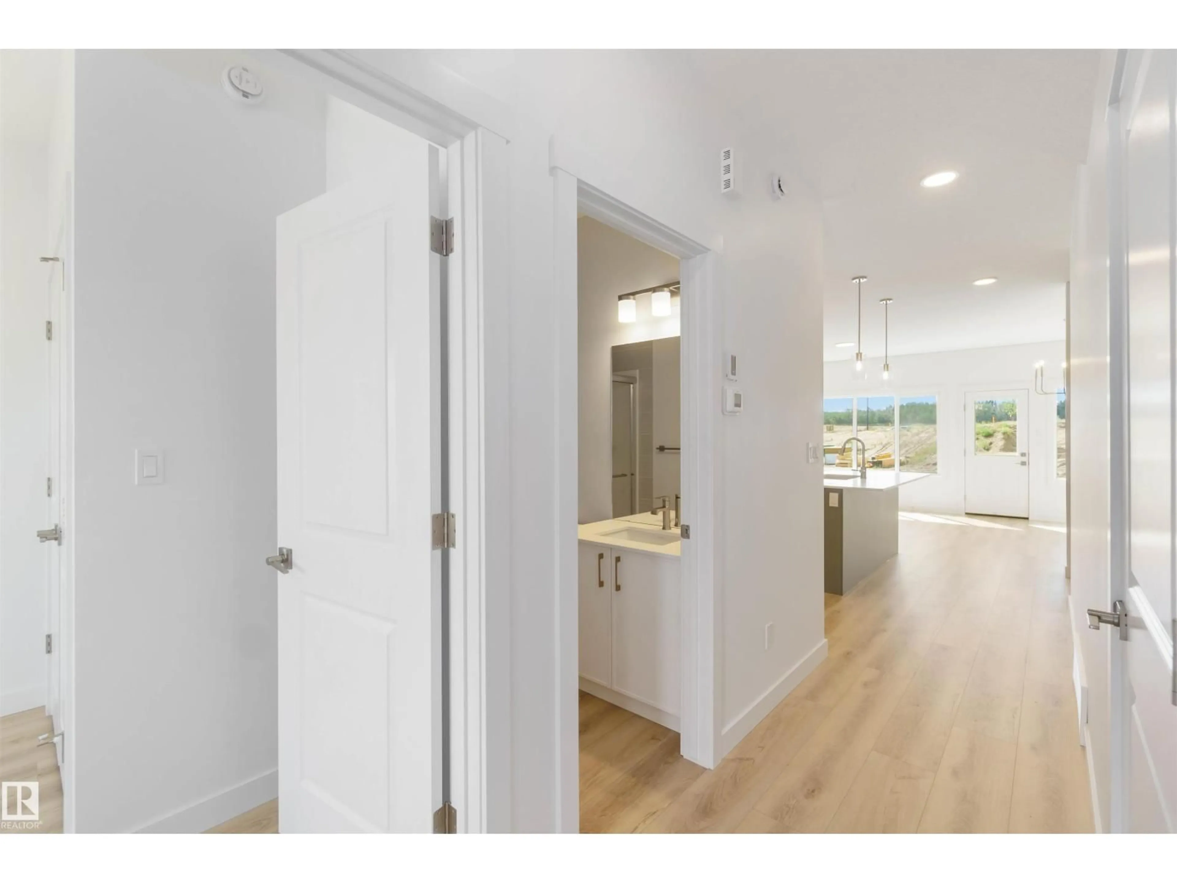 Indoor entryway for 1011 ASTER BV, Edmonton Alberta T6T2W8