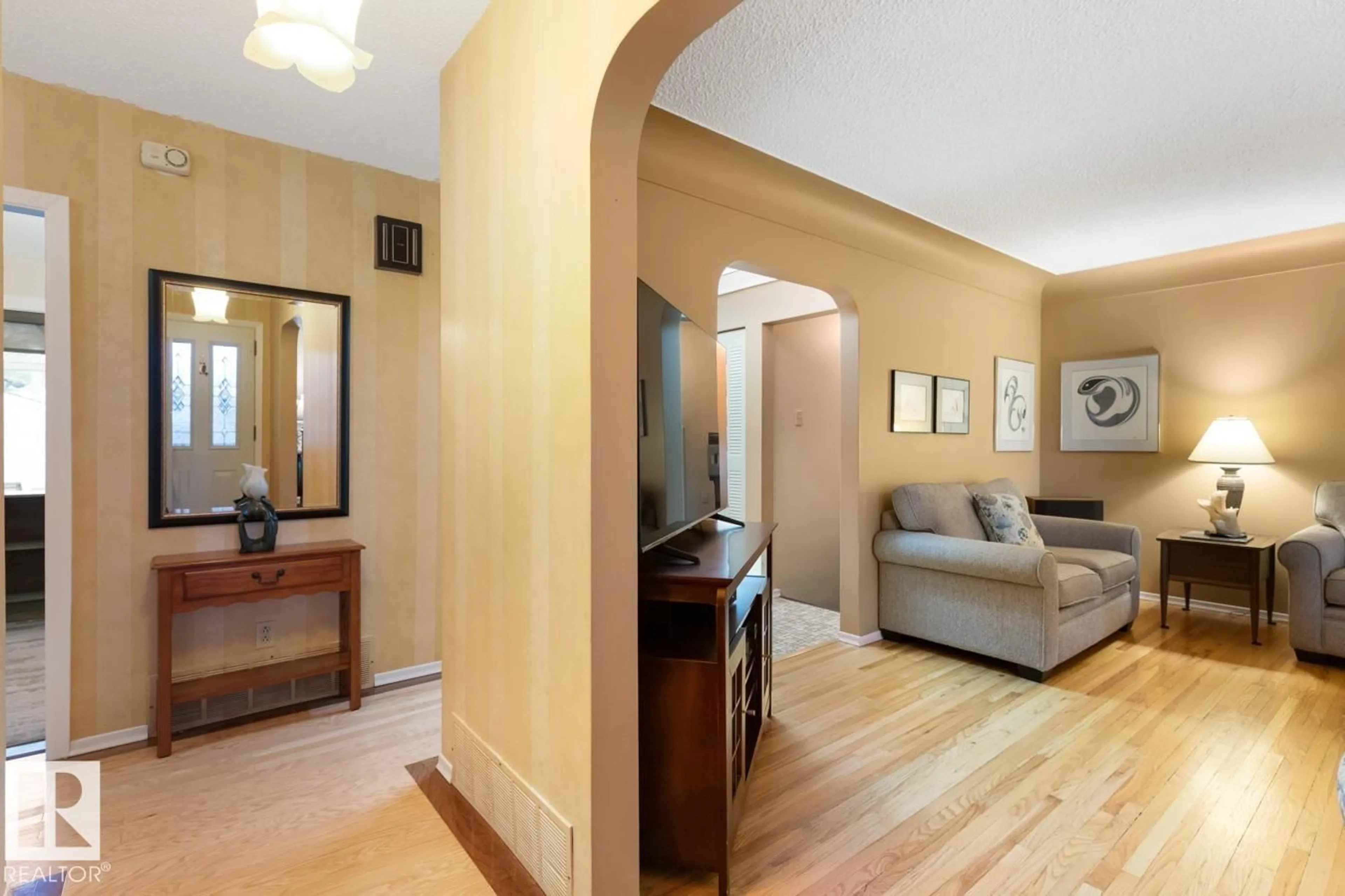 Indoor foyer for 9291 79 ST, Edmonton Alberta T6C2R6