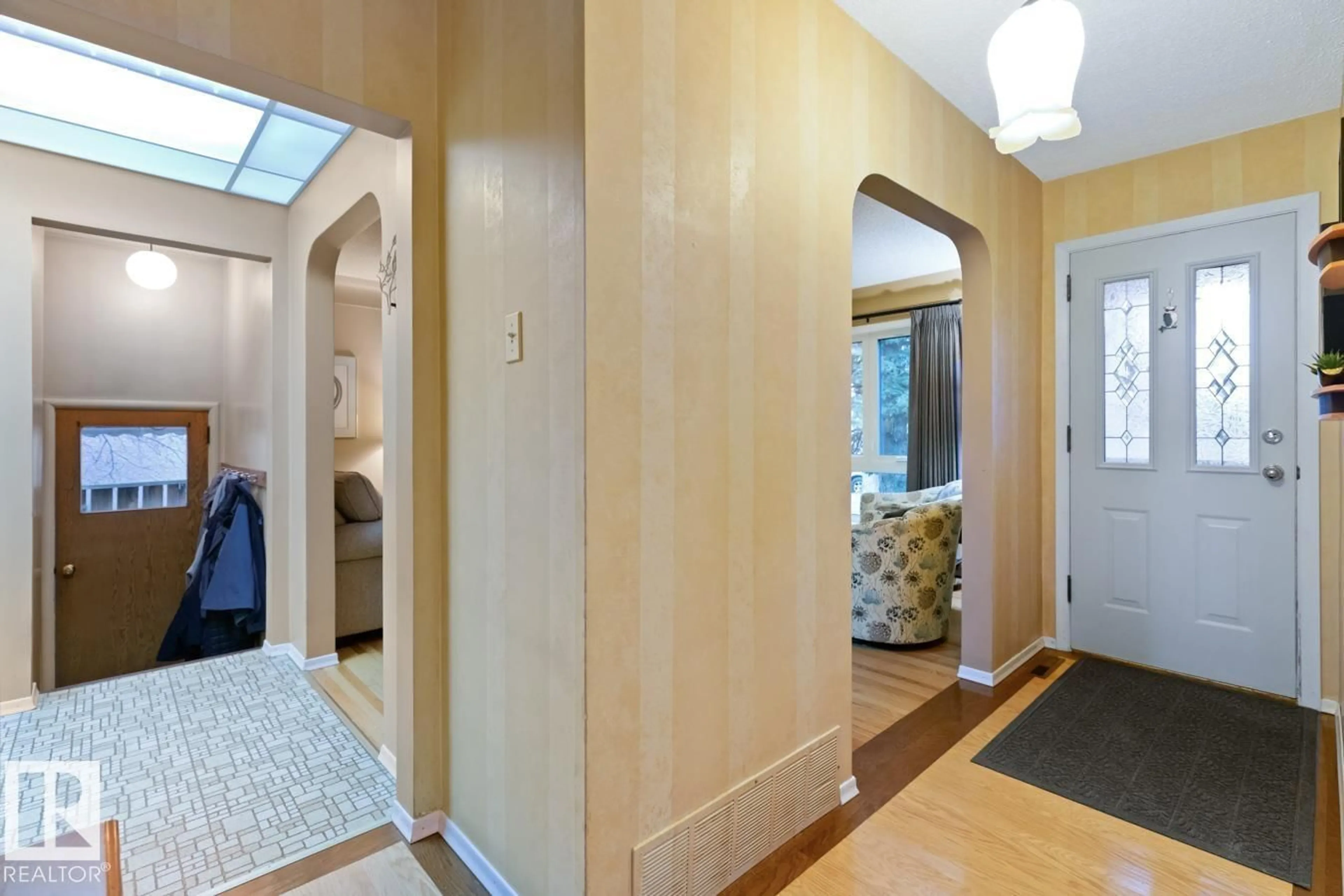 Indoor entryway for 9291 79 ST, Edmonton Alberta T6C2R6