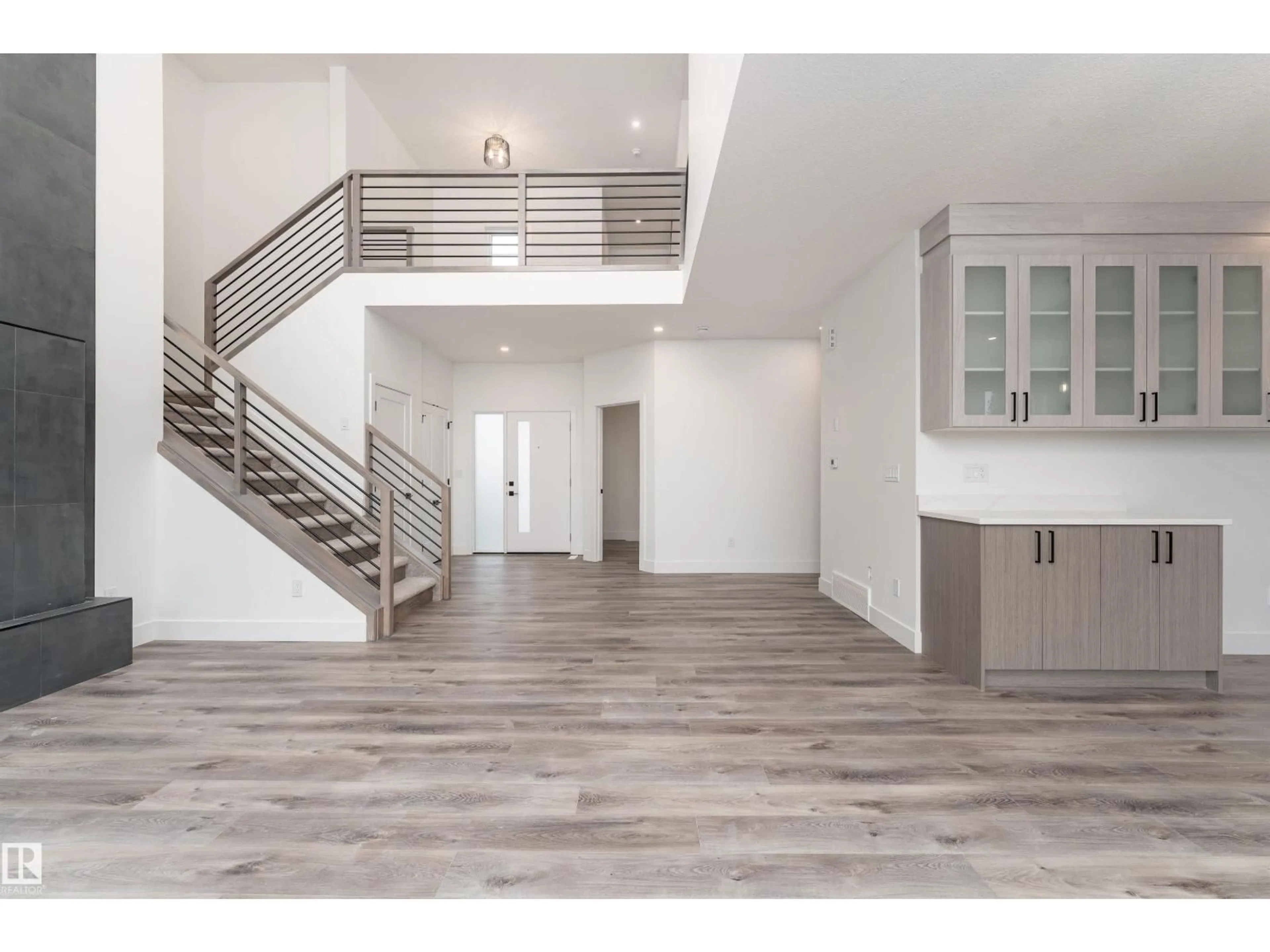 Indoor entryway for 73 LANDING TRAILS DR, Gibbons Alberta T0A1N0