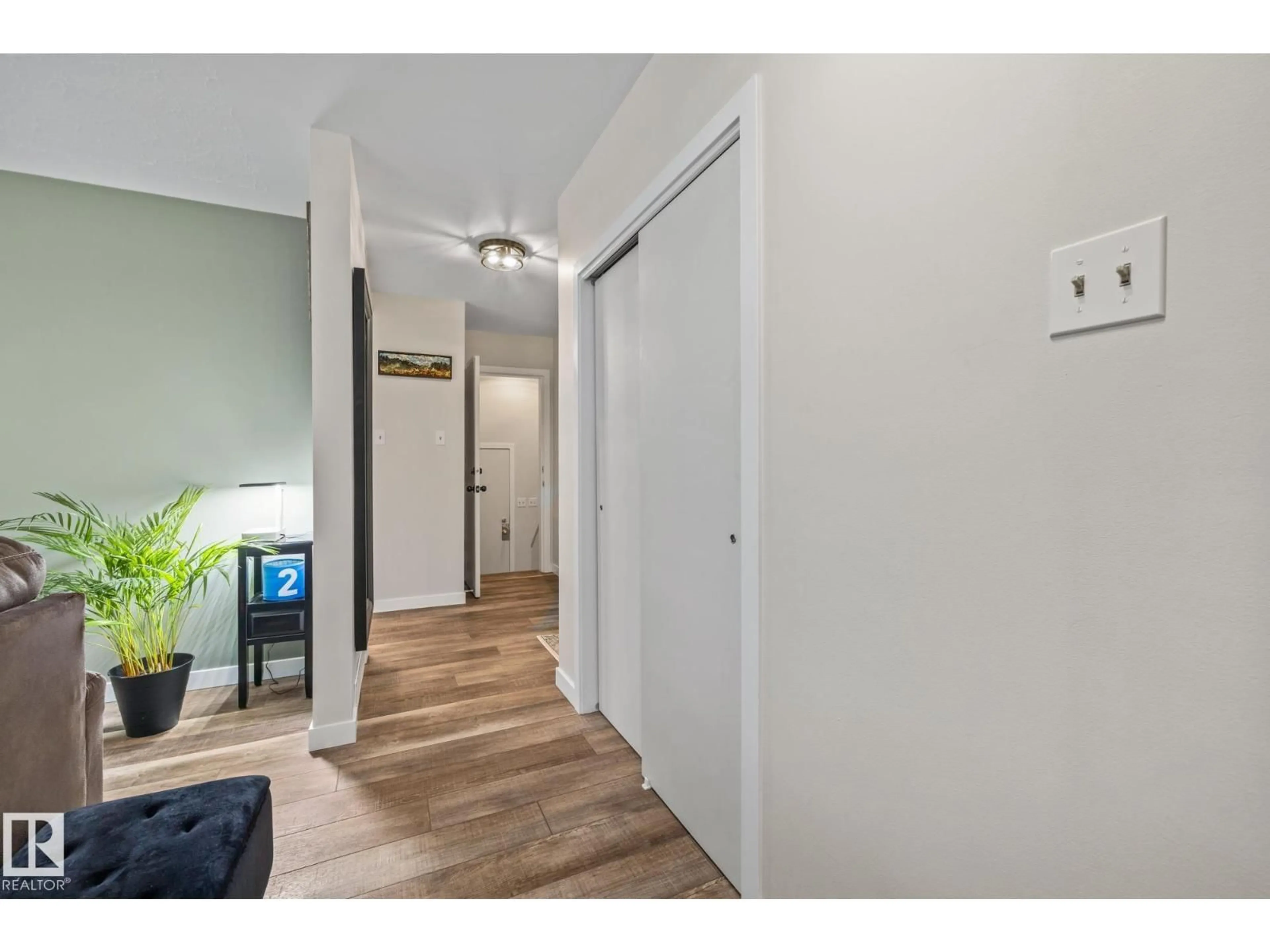 Indoor entryway for 10820 60 AV, Edmonton Alberta T6H4R1