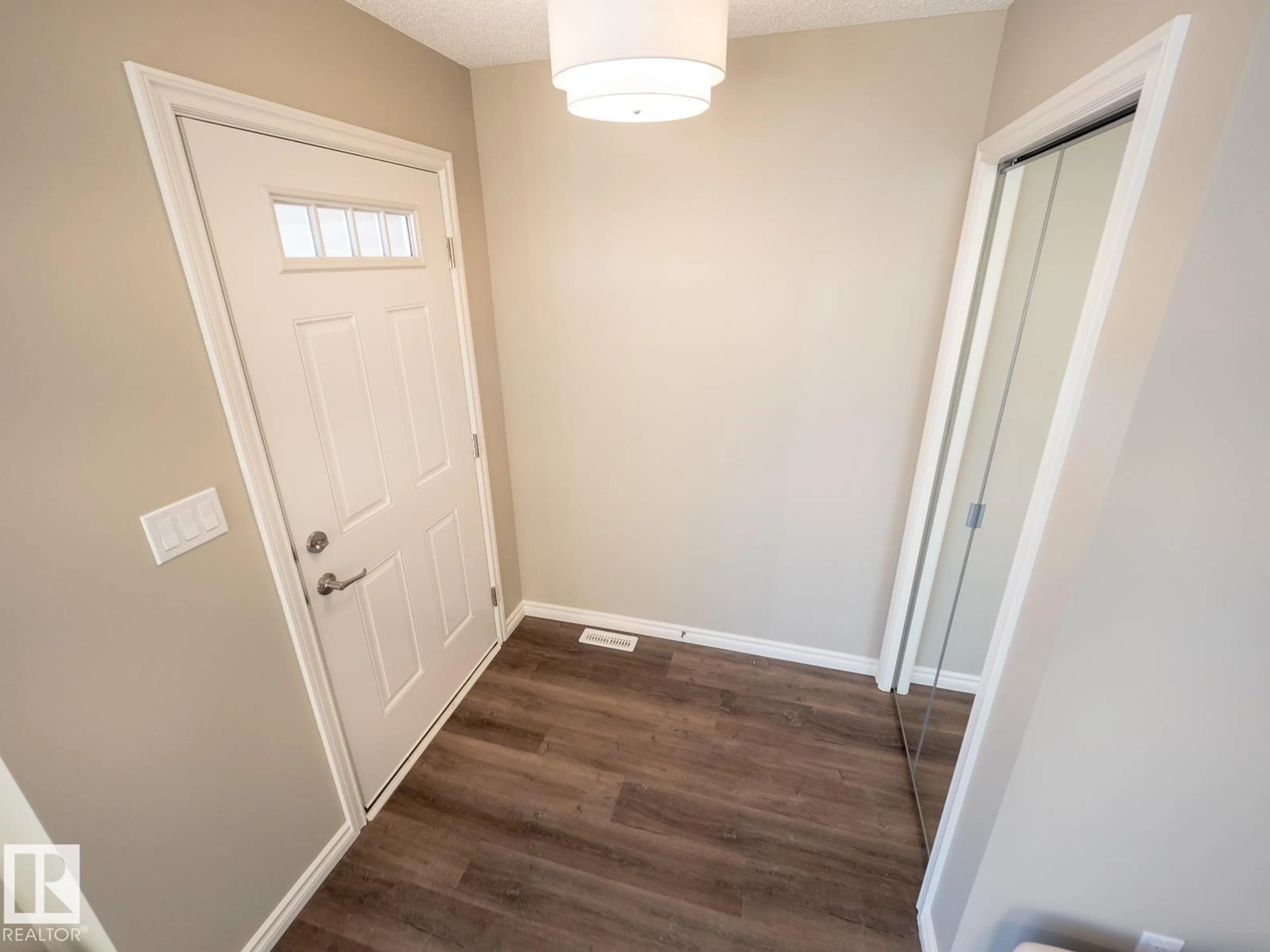 Indoor entryway for 7230 ROSENTHAL DR, Edmonton Alberta T5T7W9
