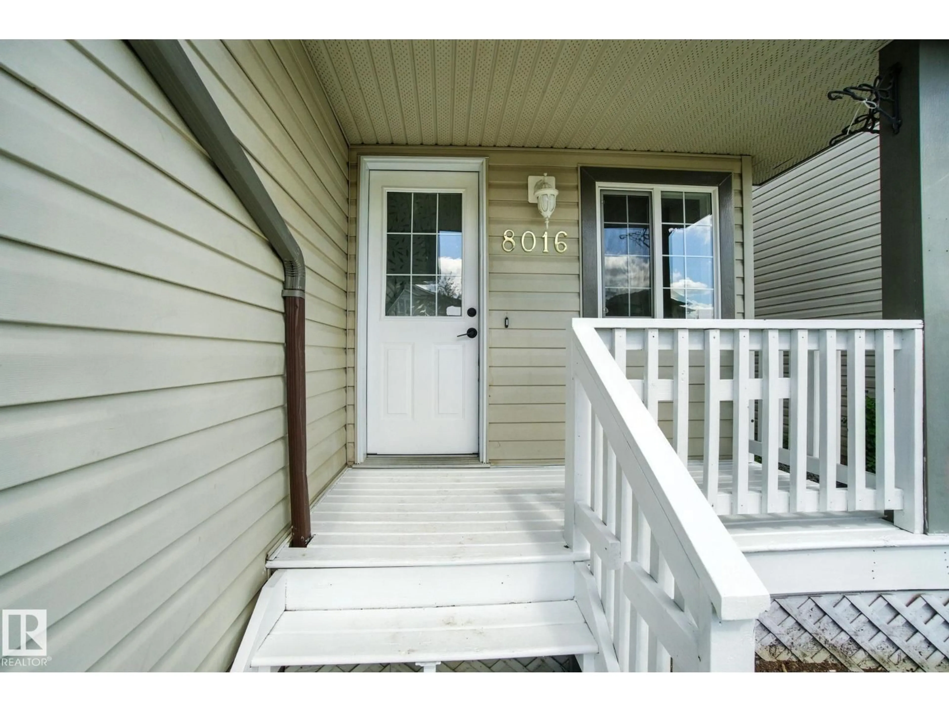 Indoor entryway for SW - 8016 2 AV, Edmonton Alberta T6X1K3