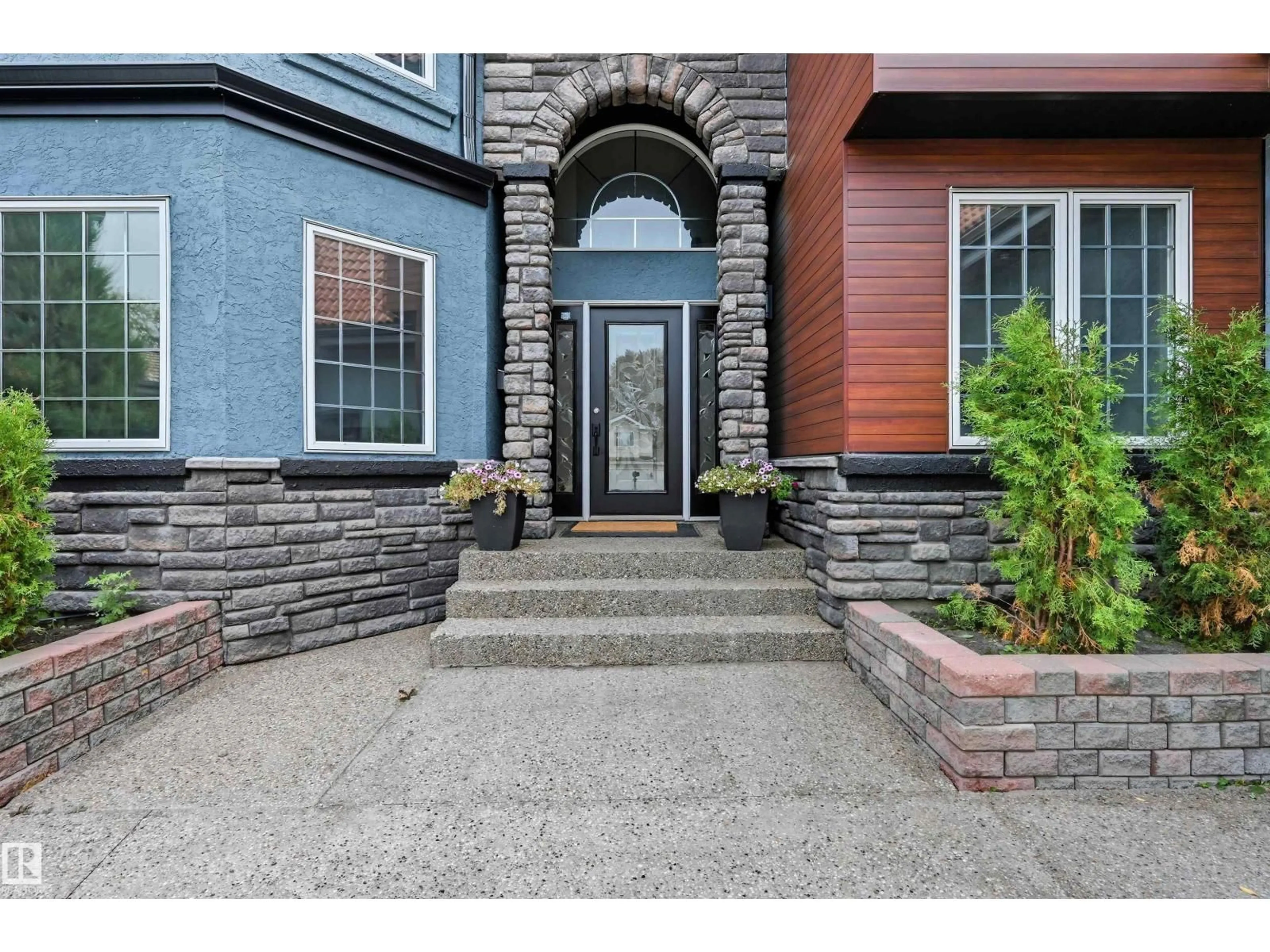 Indoor entryway for 690 HENDERSON ST, Edmonton Alberta T6R2R8