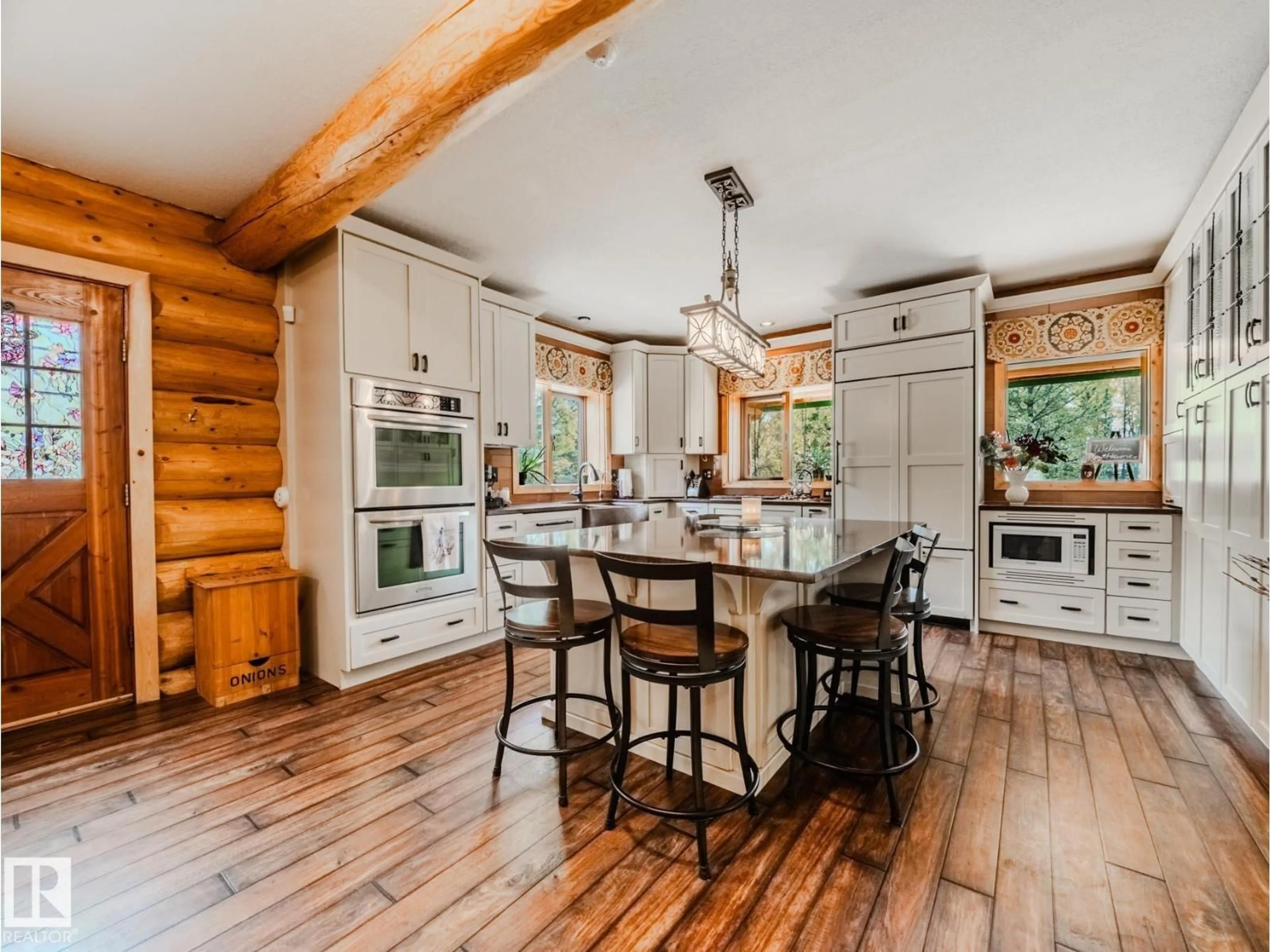 Rustic kitchen, wood/laminate floor for 1524 PARKLAND DR, Rural Parkland County Alberta T7Y2T6
