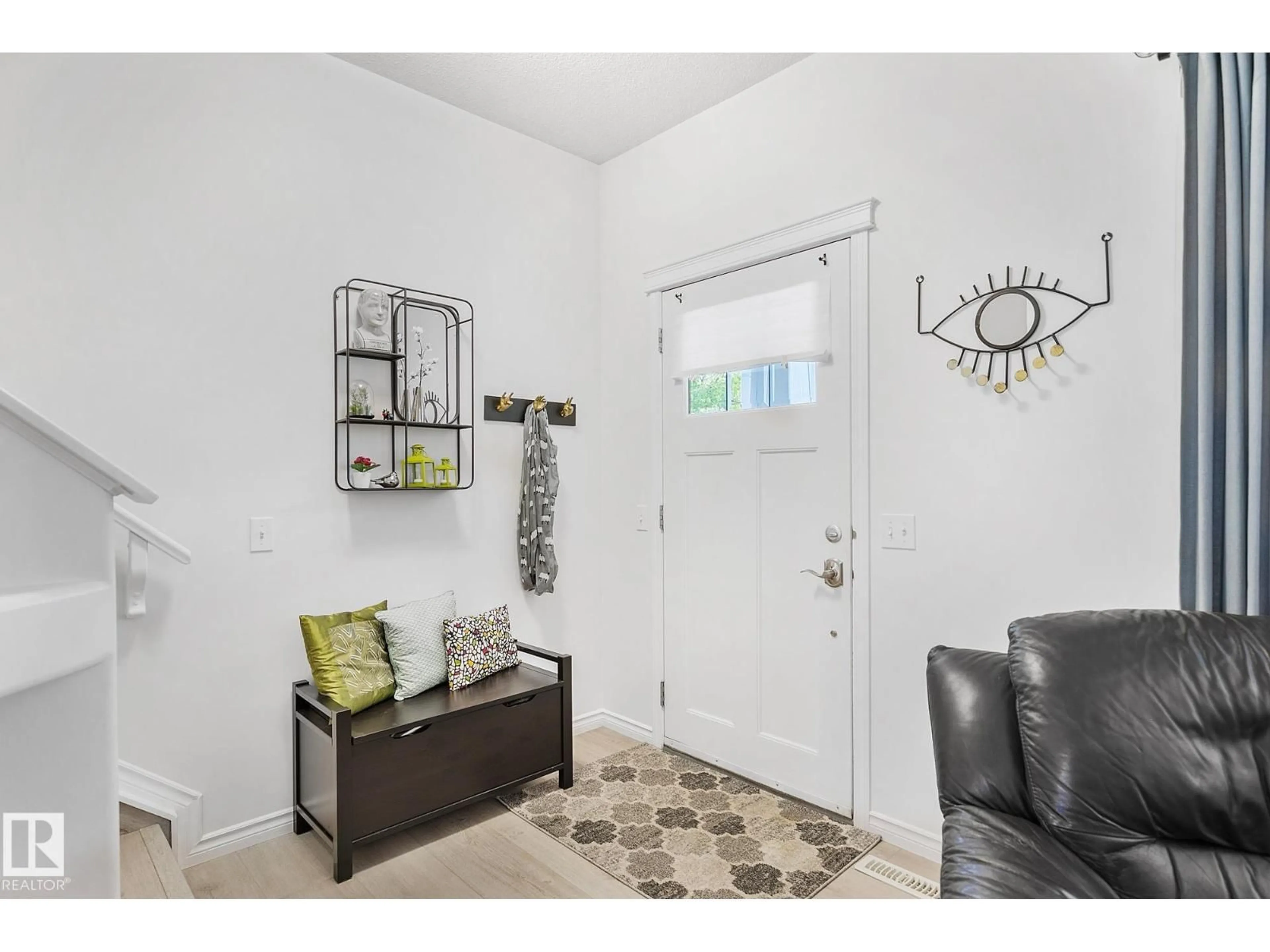 Indoor entryway for 4206 ORCHARDS DR, Edmonton Alberta T6X1N9