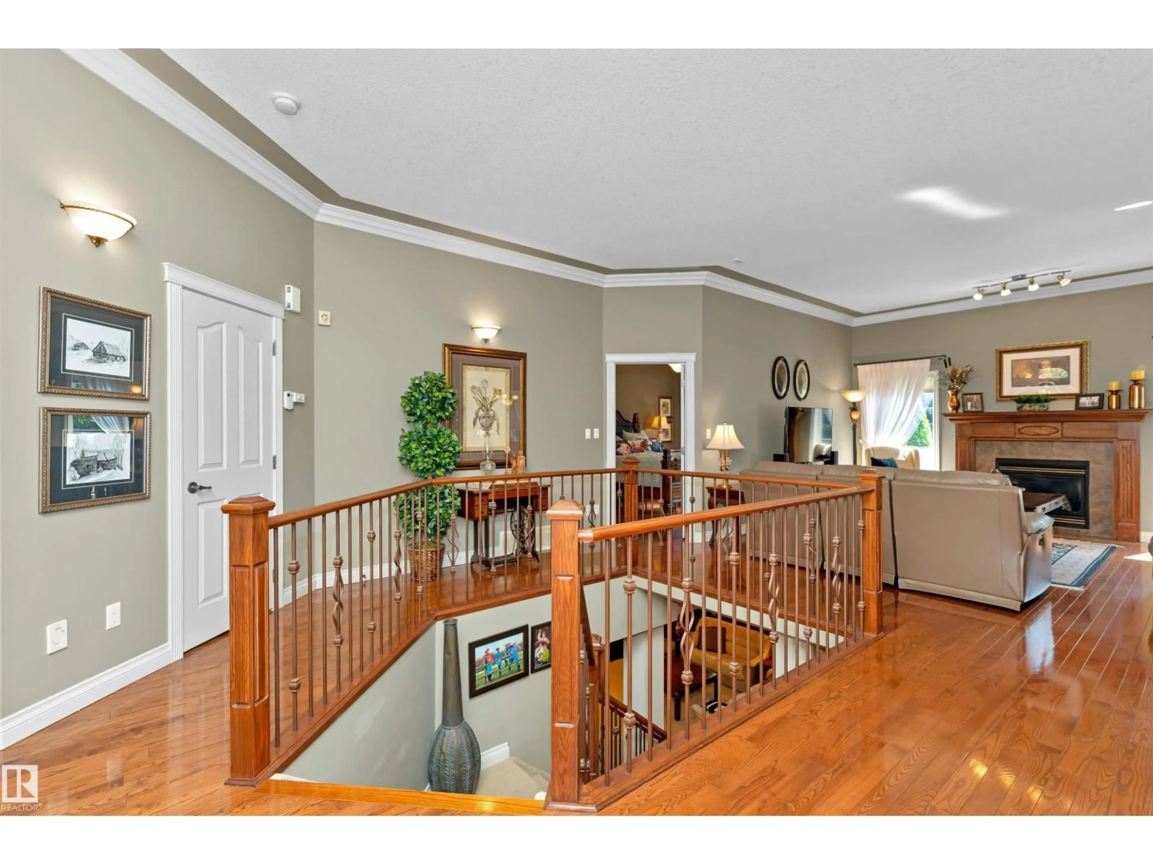 Indoor foyer for 1203 HOLLANDS CL, Edmonton Alberta T6R3L2