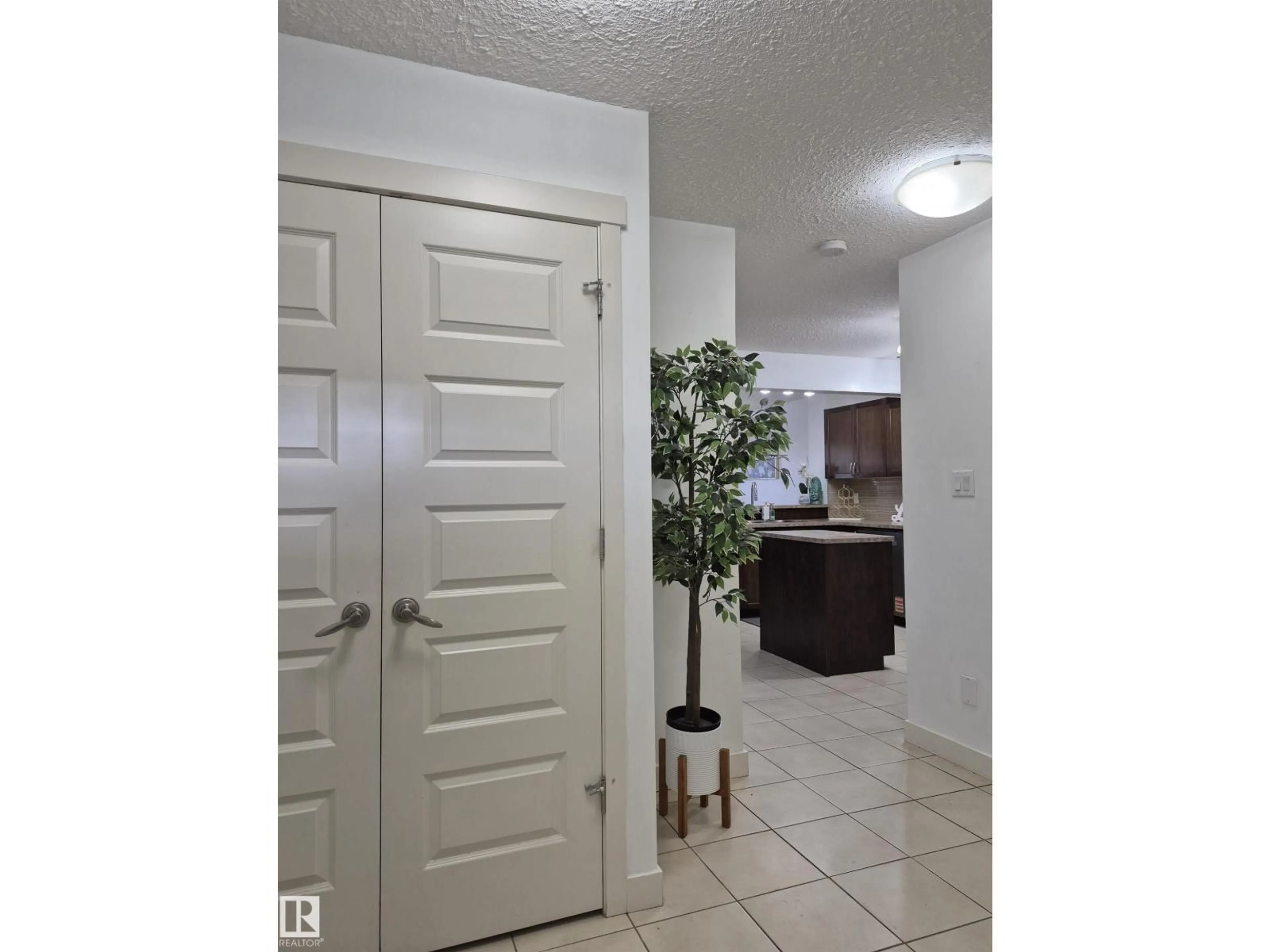 Indoor entryway for 111 51 SW, Edmonton Alberta T6X0Z7
