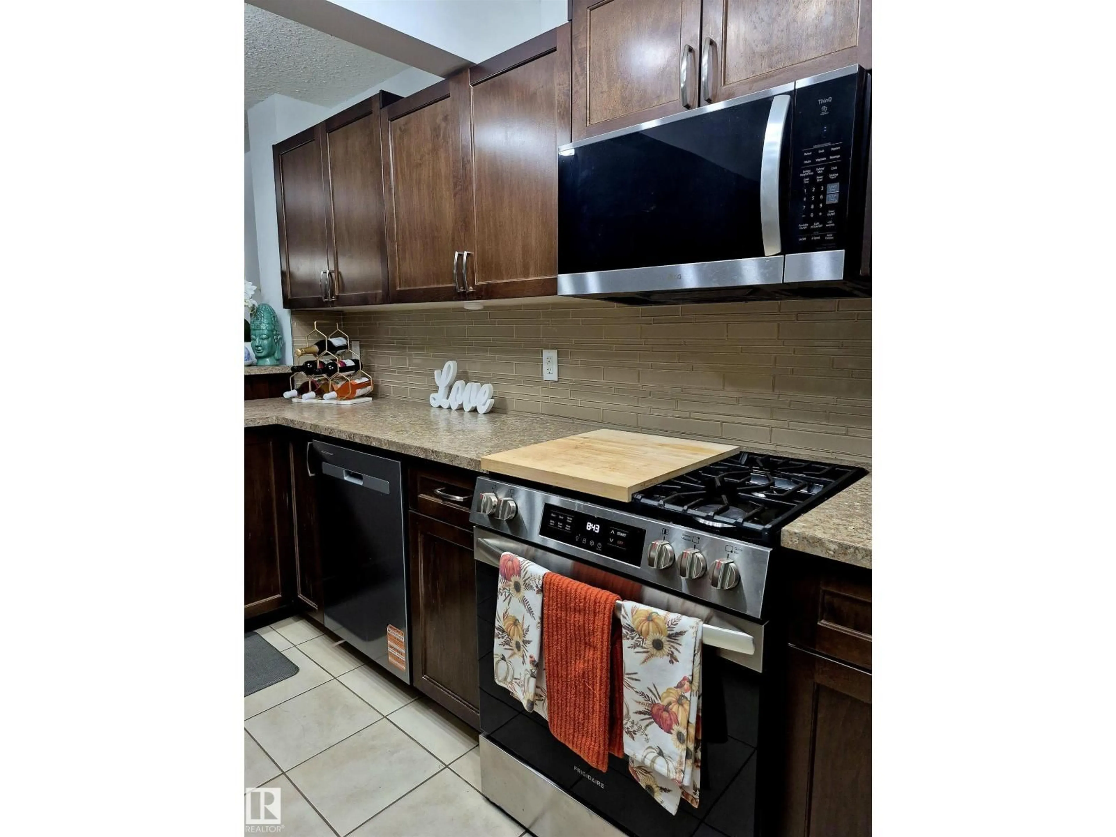 Standard kitchen, unknown for 111 51 SW, Edmonton Alberta T6X0Z7