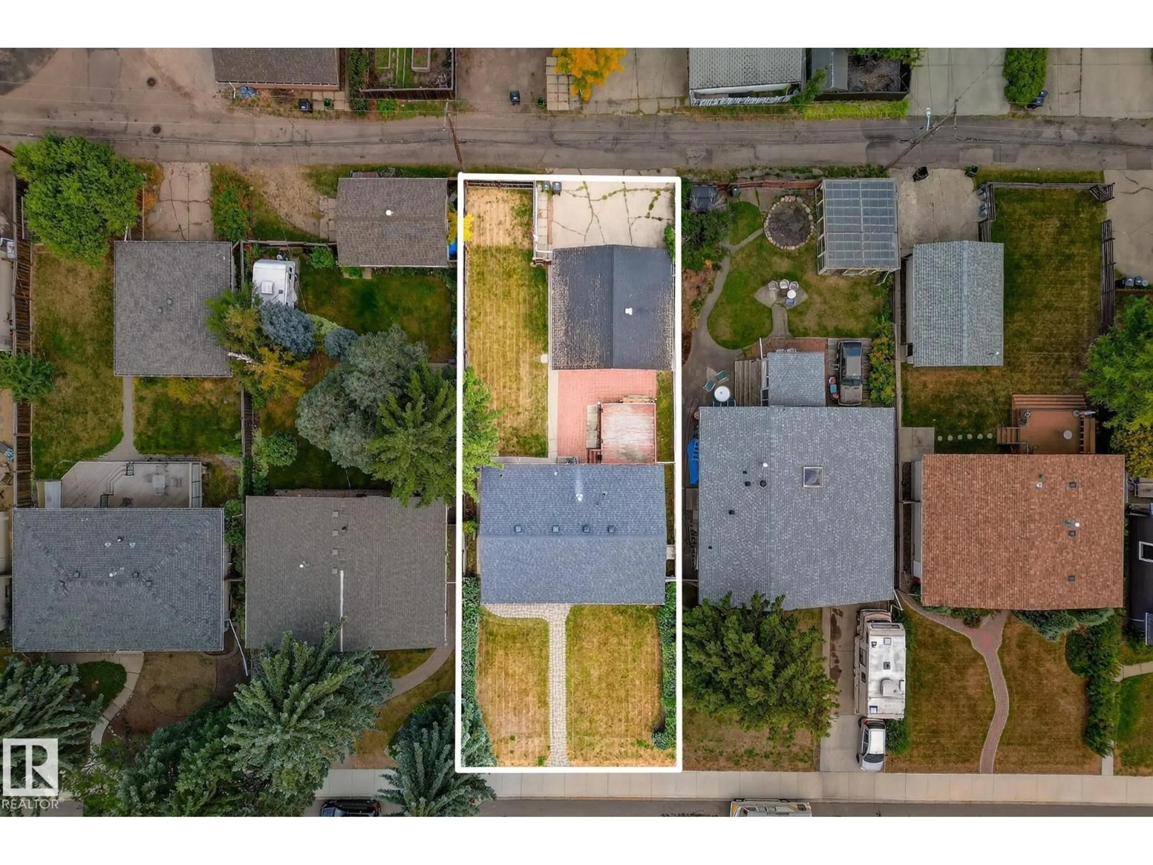 A pic from outside/outdoor area/front of a property/back of a property/a pic from drone, street for 11412 MALMO RD, Edmonton Alberta T6H4M2