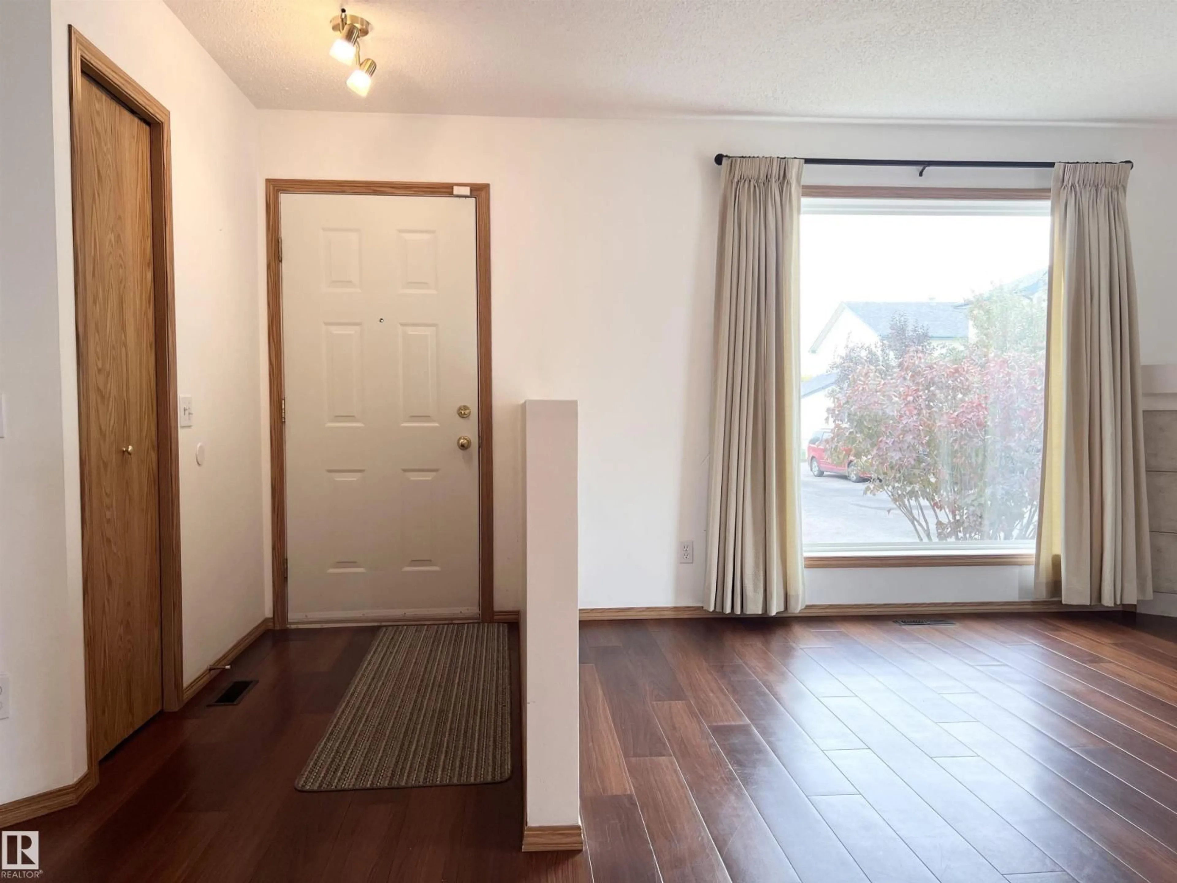 Indoor entryway for 10909 - 19 106 ST NW, Edmonton Alberta T5H4M7