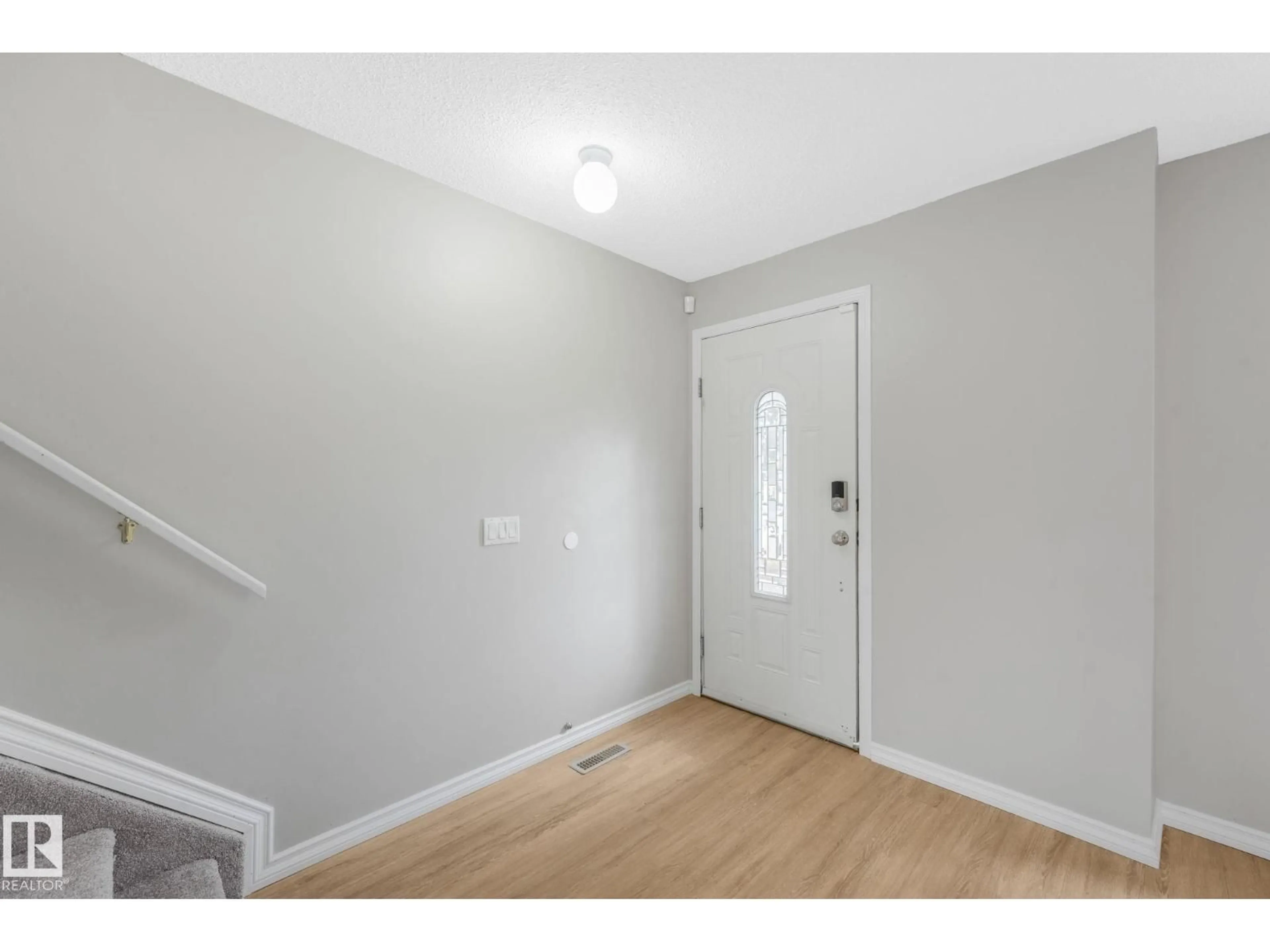 Indoor entryway for 2110 54 ST, Edmonton Alberta T6L4T9