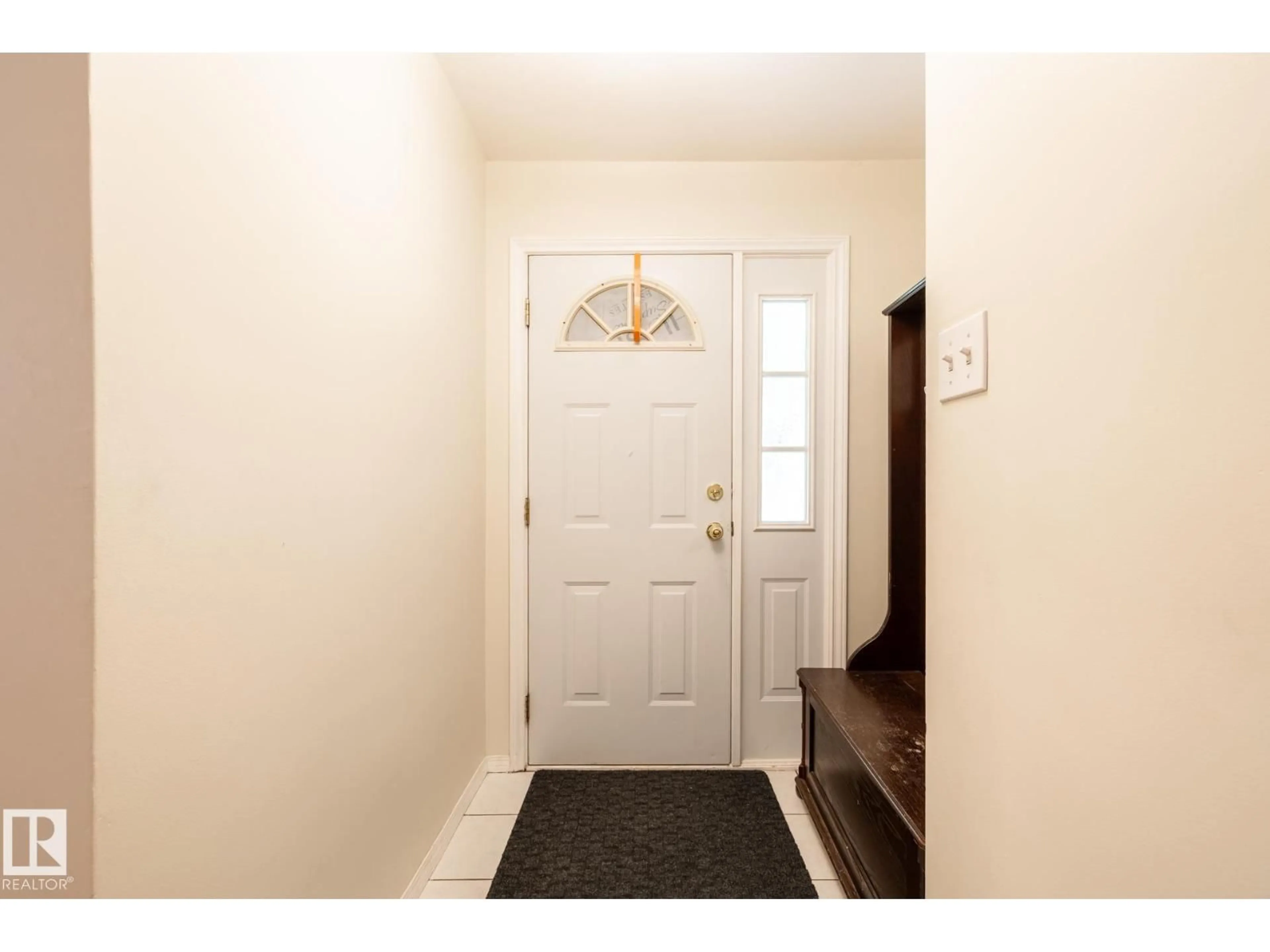 Indoor entryway for 15707 92 AV, Edmonton Alberta T5R5C5