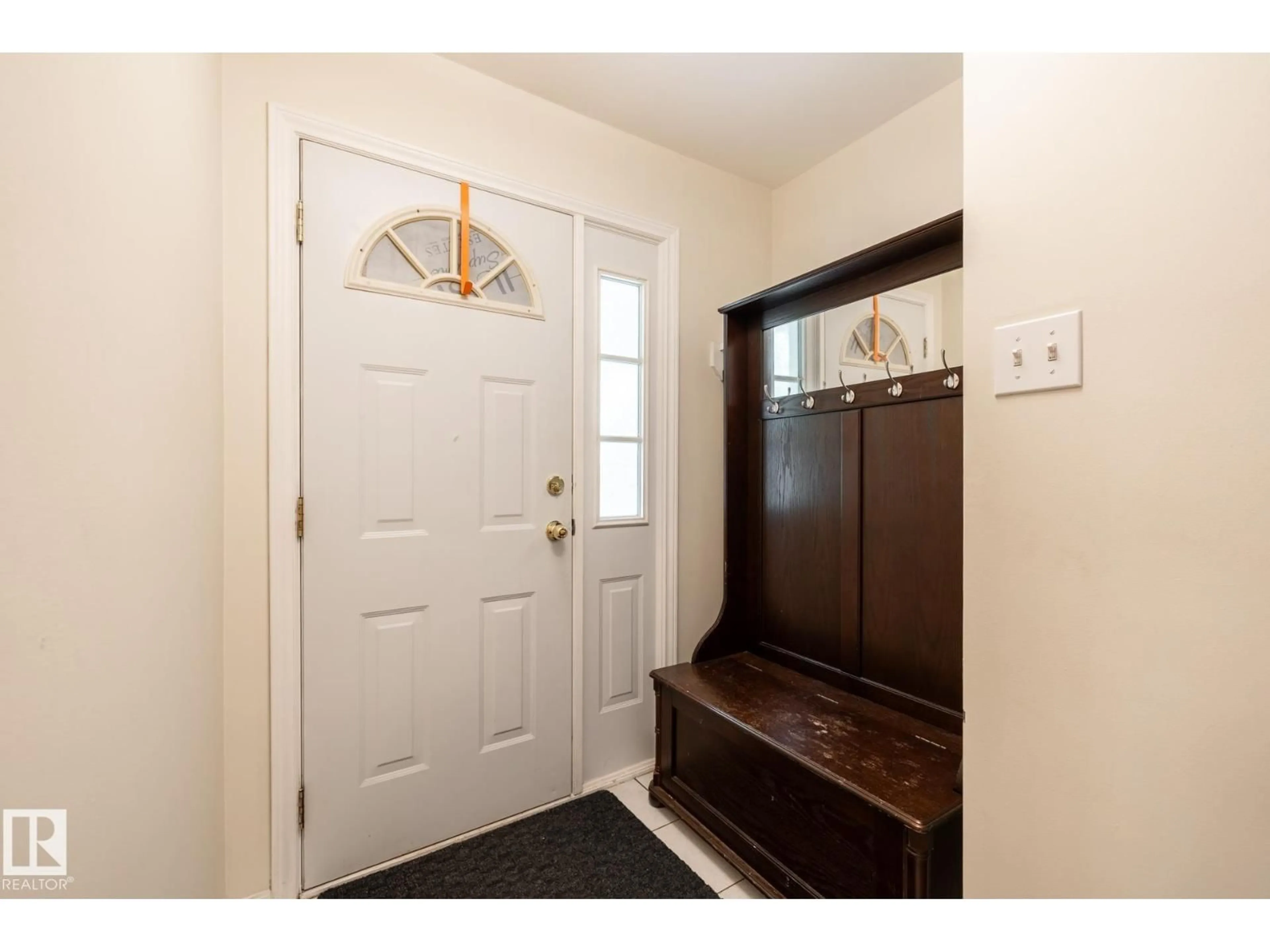 Indoor entryway for 15707 92 AV, Edmonton Alberta T5R5C5