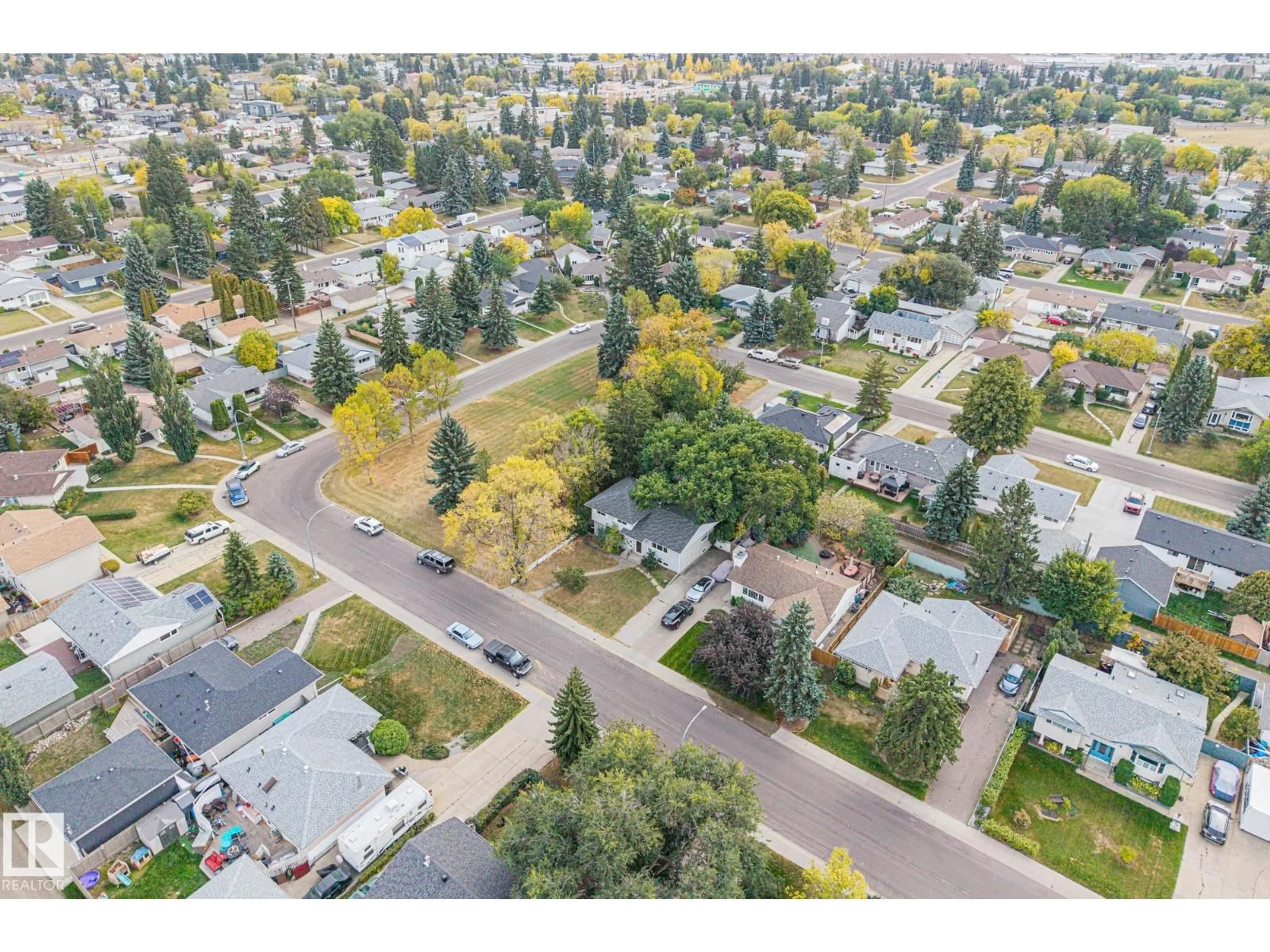 A pic from outside/outdoor area/front of a property/back of a property/a pic from drone, street for 15913 94 AV, Edmonton Alberta T5R5K9