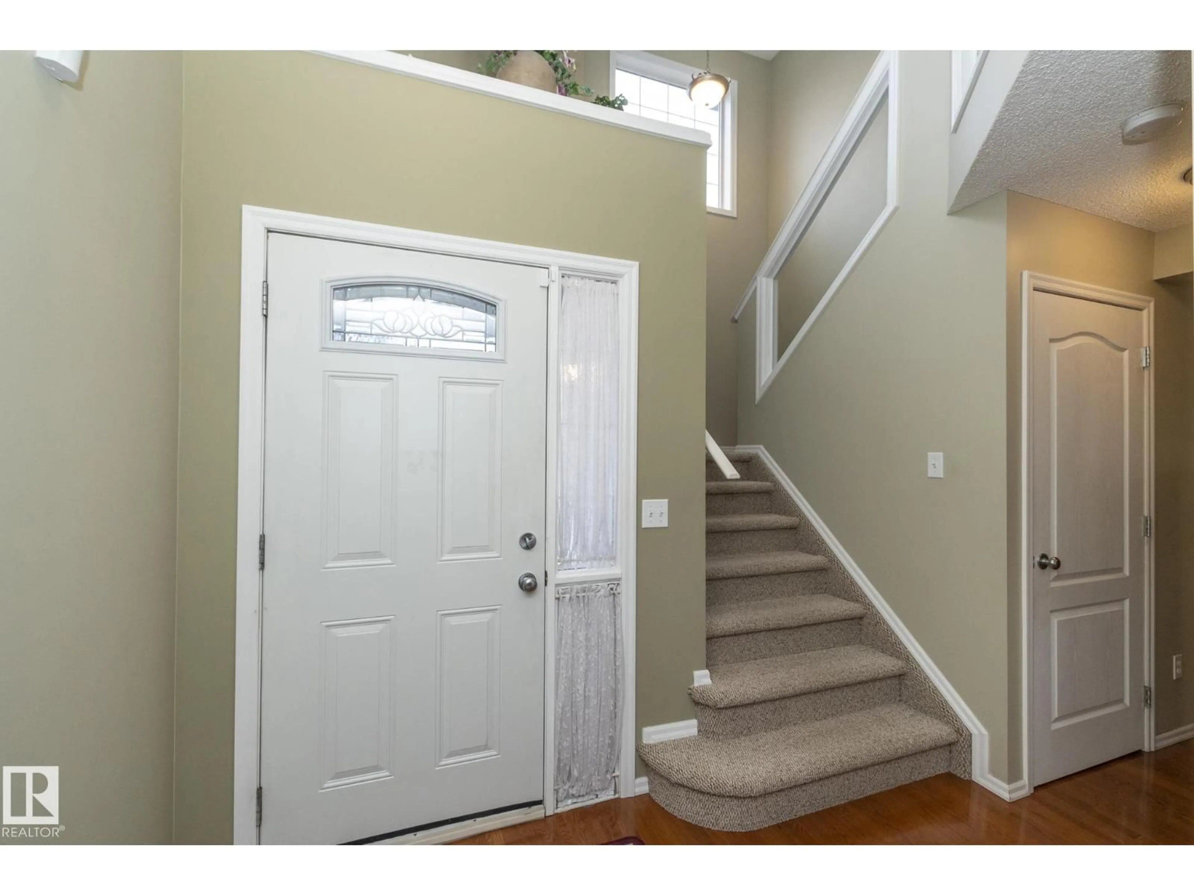 Indoor entryway for 3528 22 ST, Edmonton Alberta T6L3E4