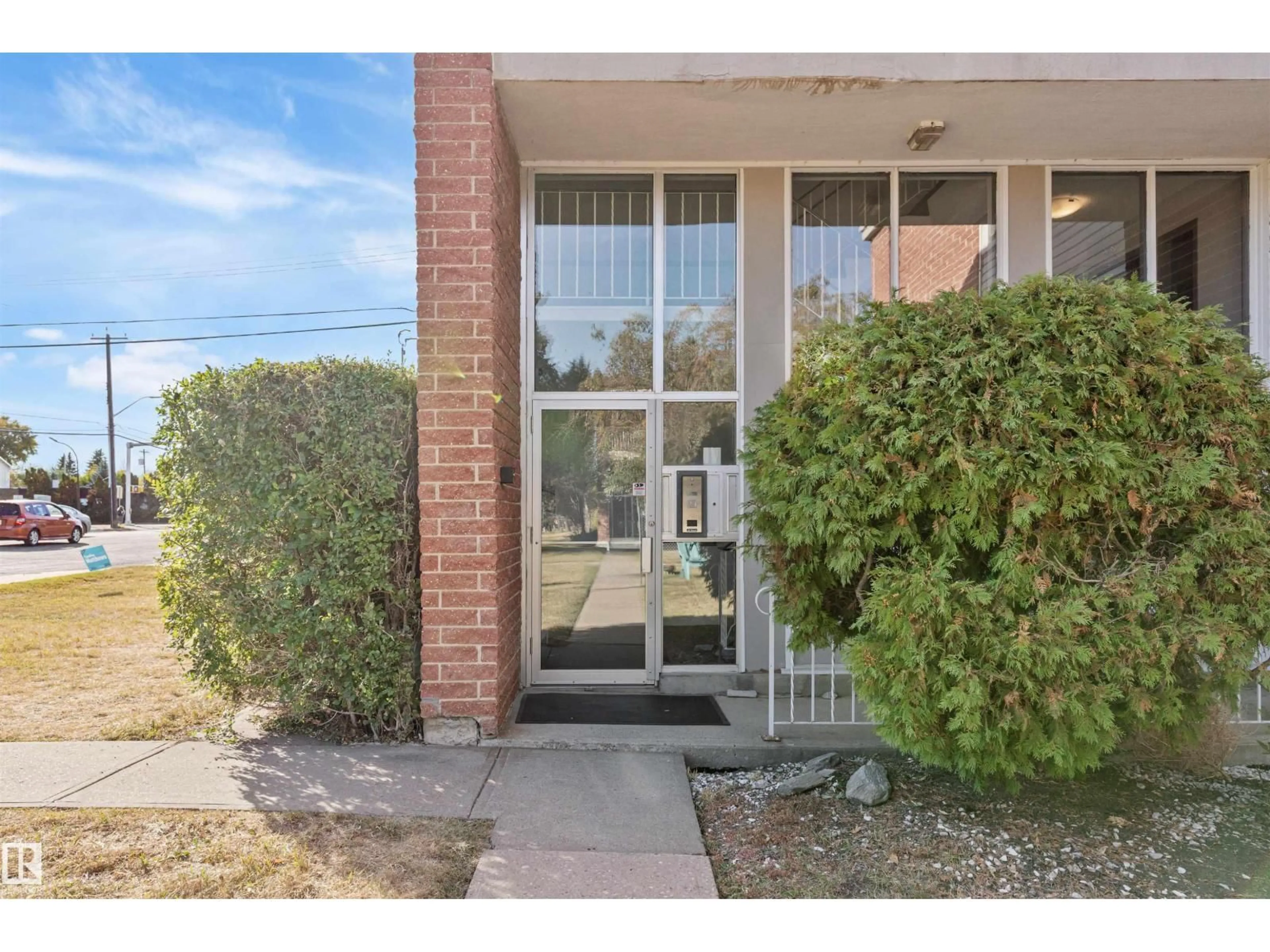 Indoor foyer for #104 - 7816 106 AV, Edmonton Alberta T6A1H5