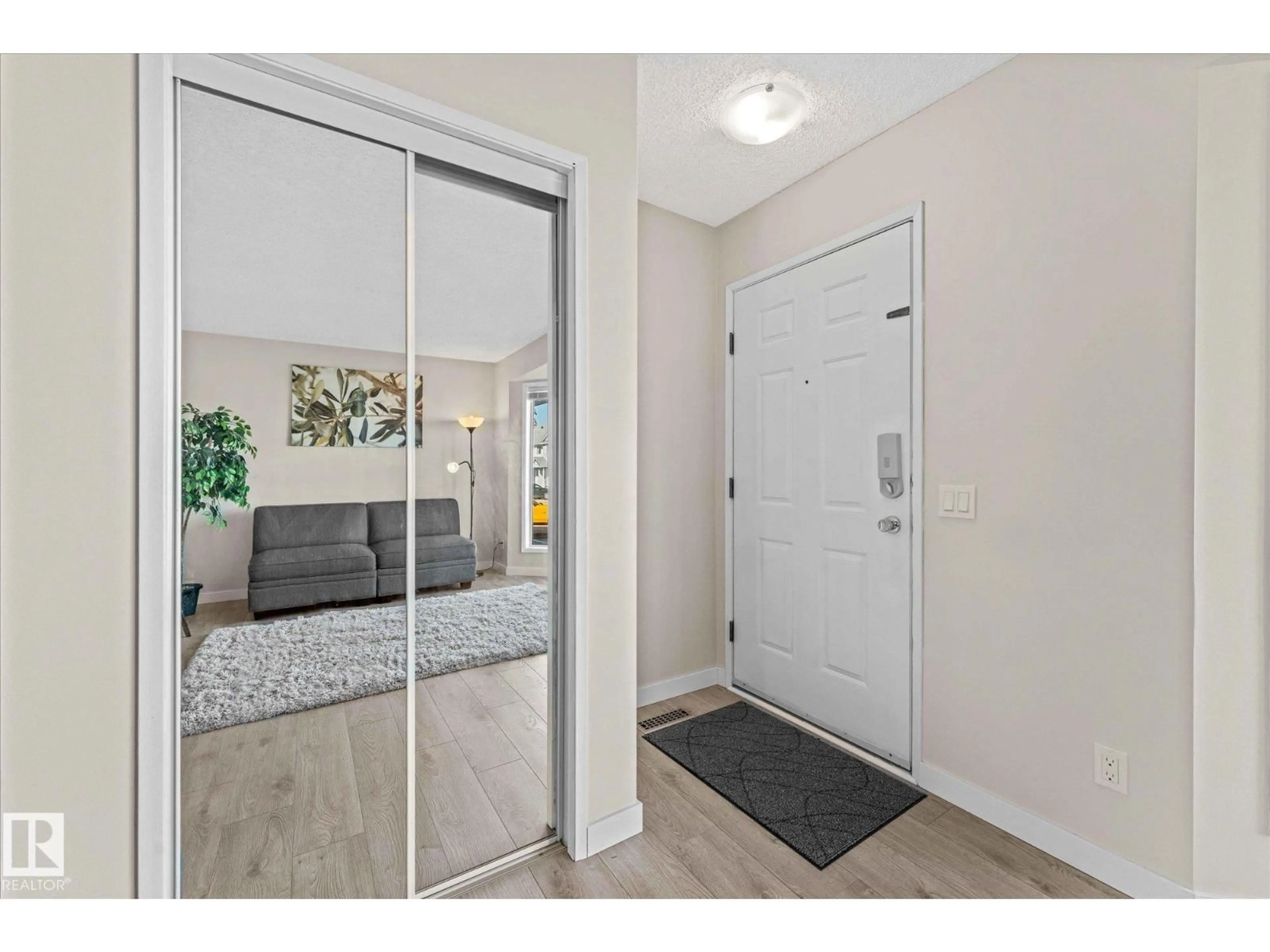 Indoor entryway for 1 - 119 ABERDEEN WY, Stony Plain Alberta T7Z1M9