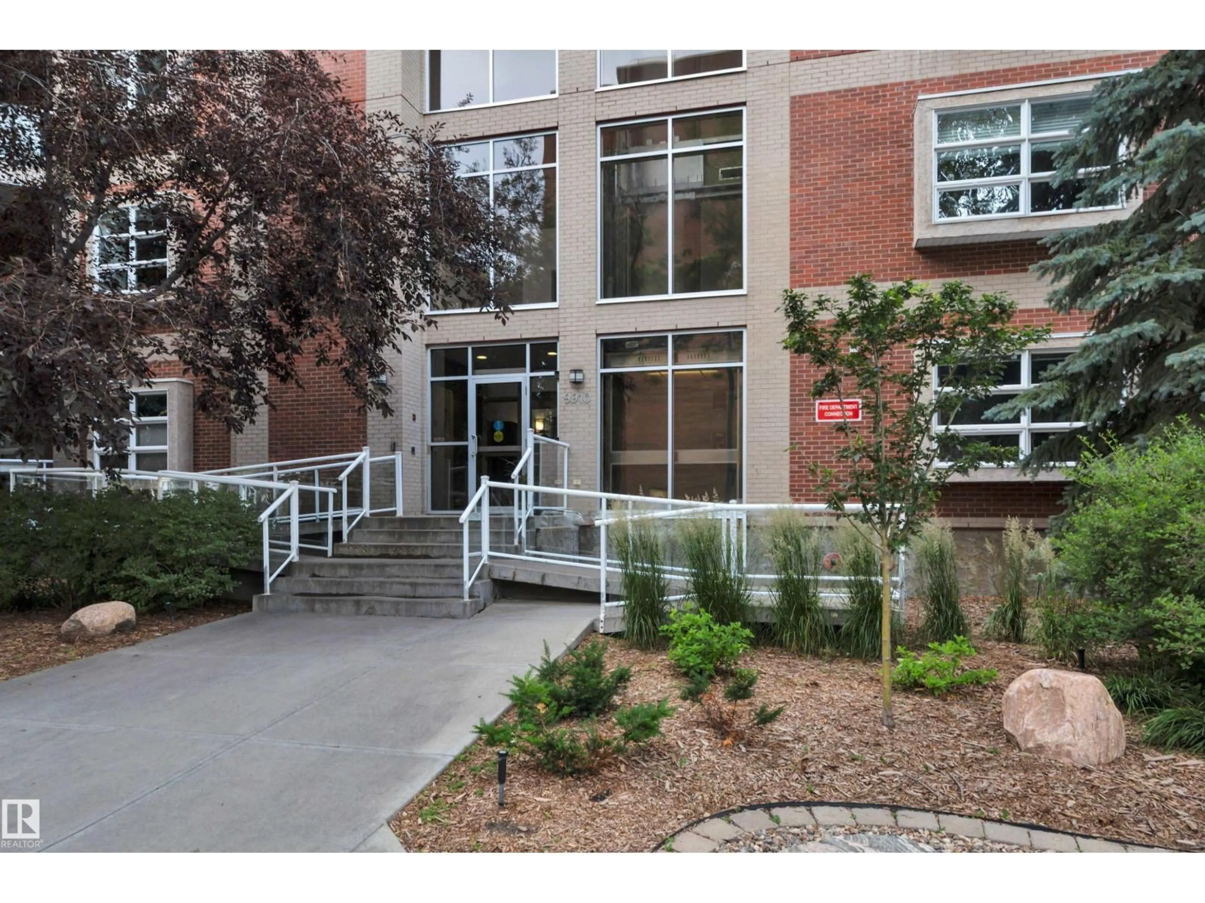 Indoor foyer for 201 - 9910 111 ST, Edmonton Alberta T5K1K2