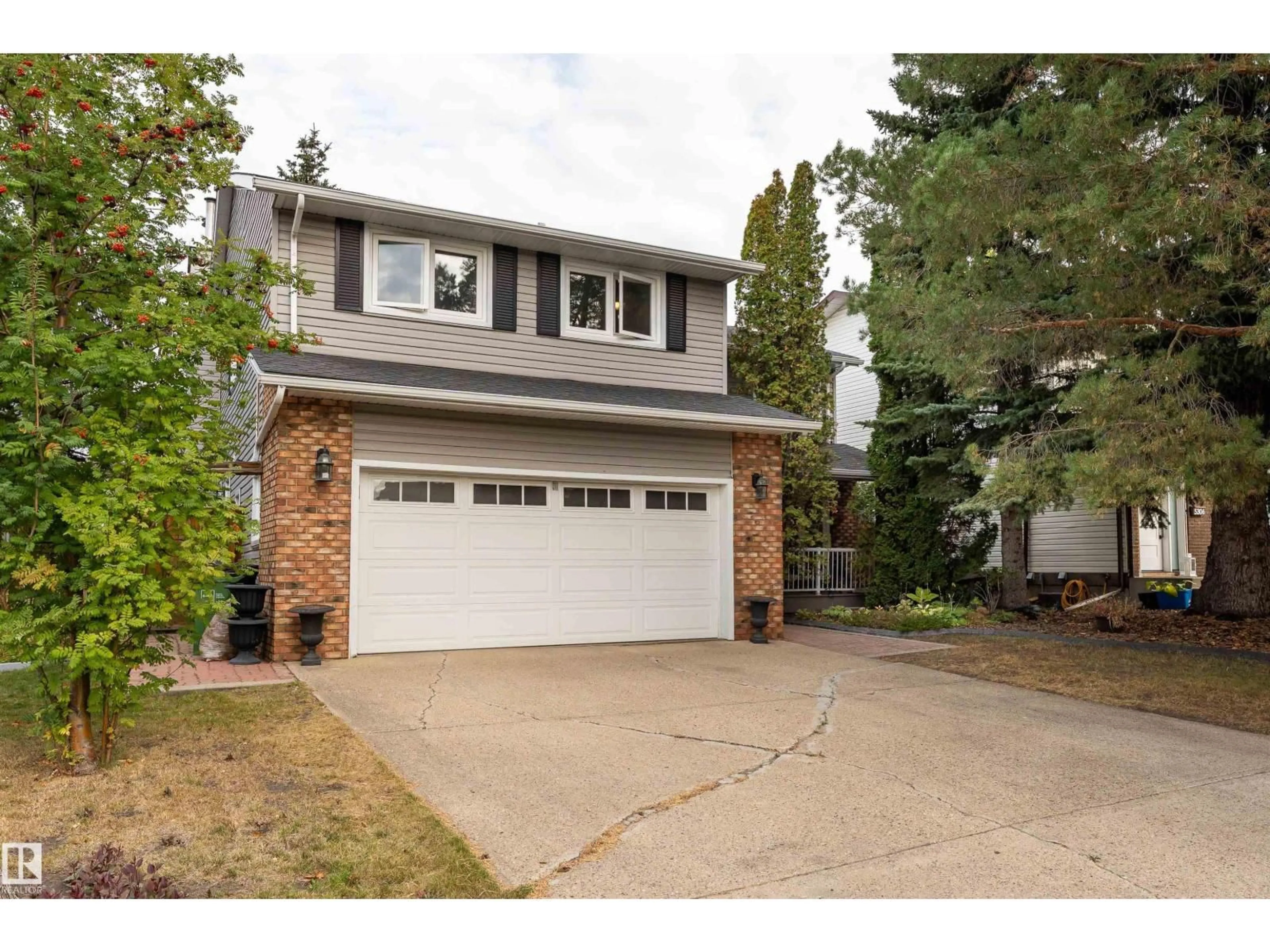 Home with vinyl exterior material, street for NW - 5310 39B AV, Edmonton Alberta T6L1P1